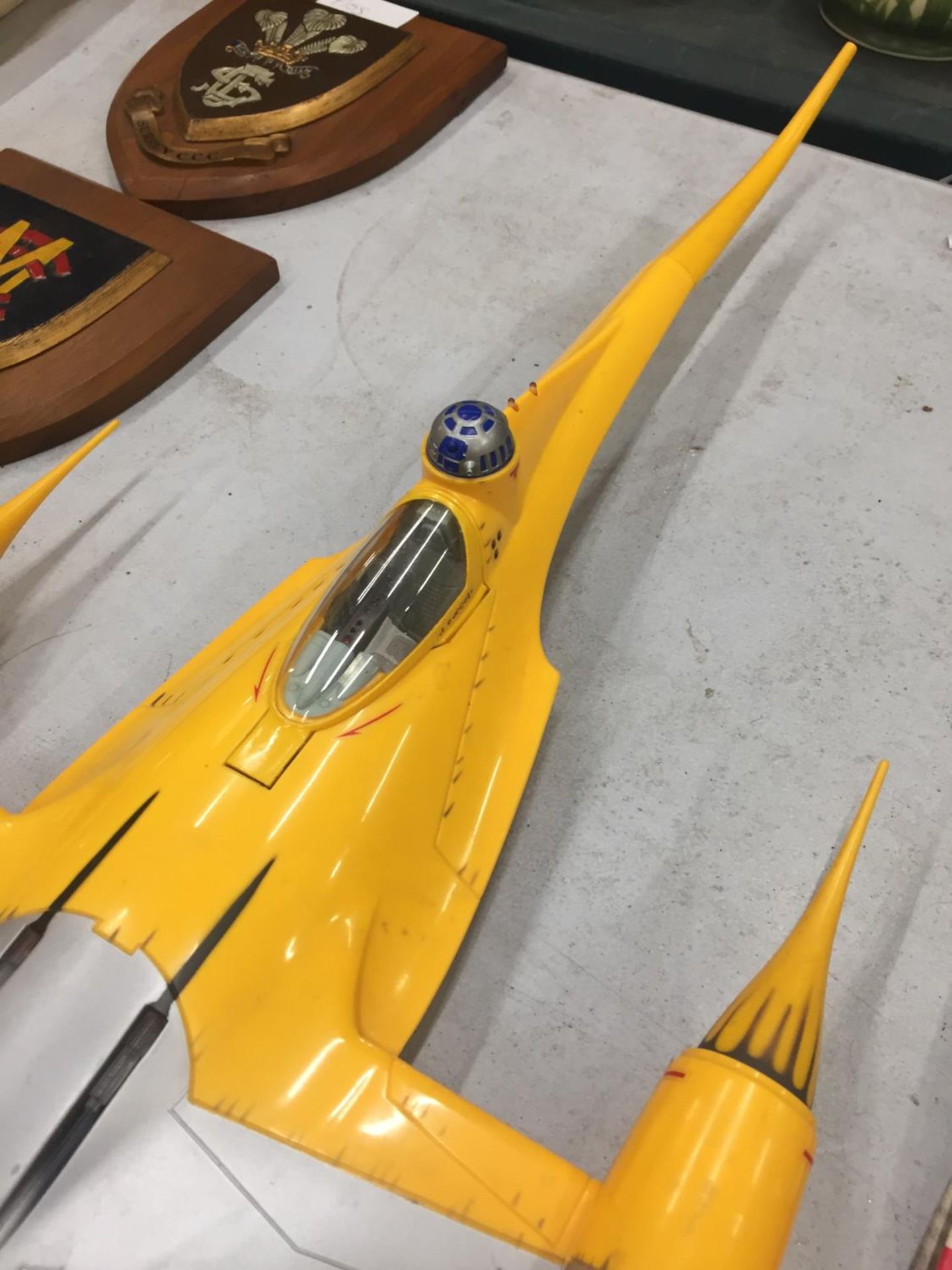 A STAR WARS ORIGINAL 1998 NABOO STAR FIGHTER SHIP - Image 3 of 3