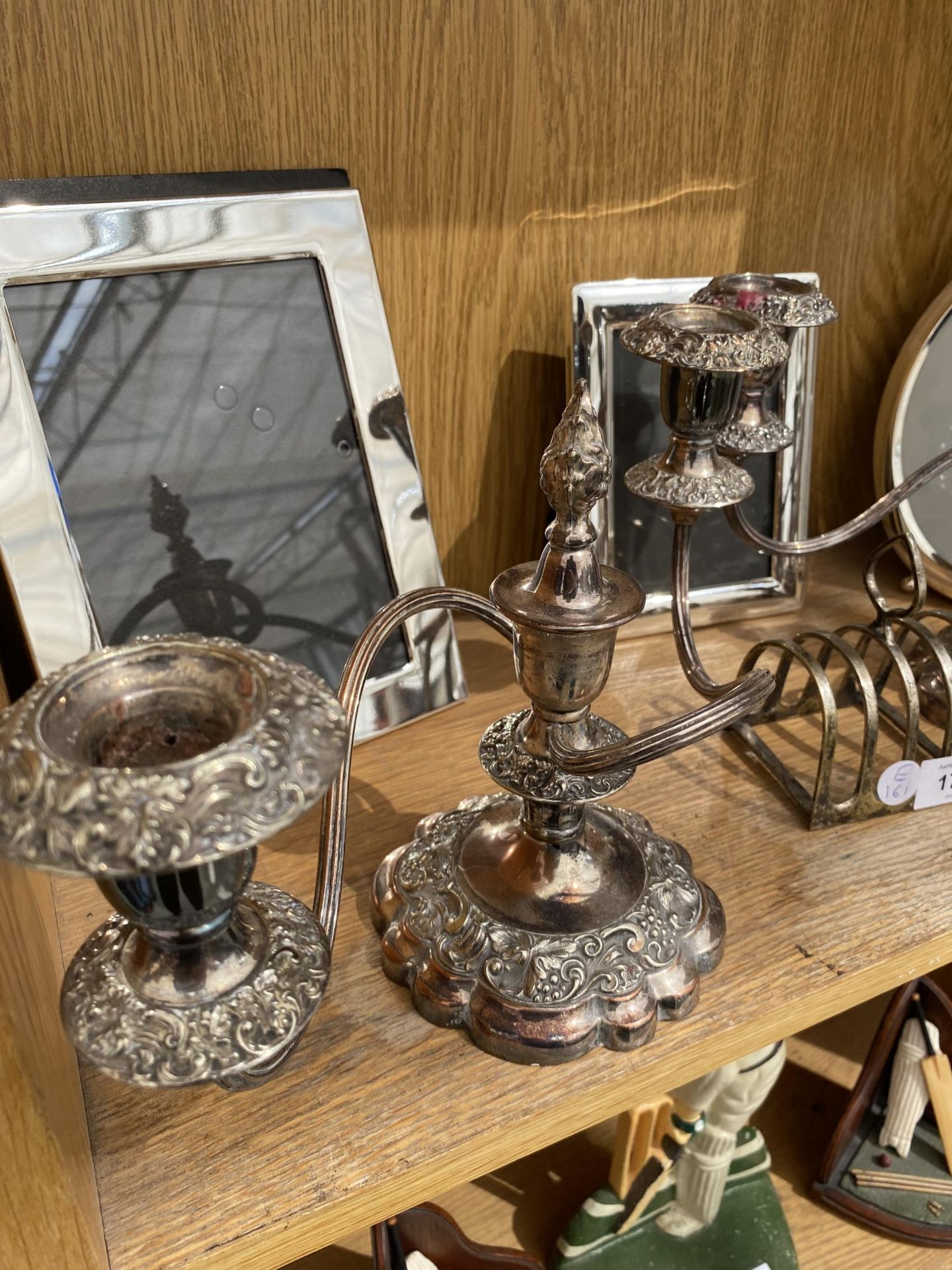 A MIXED LOT TO INCLUDE A PAIR OF SILVER PLATED TWIN BRANCH CANDLESTICKS, TOAST RACK ETC - Image 3 of 3