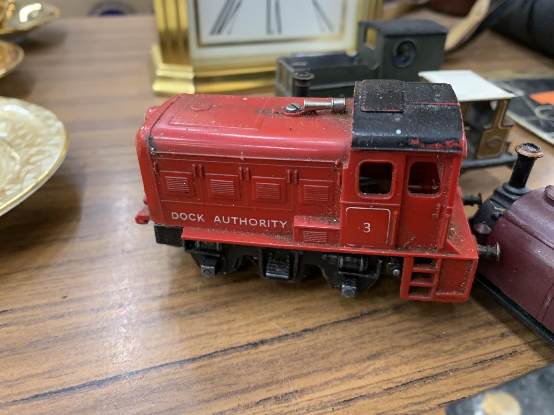 FIVE VINTAGE METAL SHUNTERS TO INCLUDE BOXHILL, DOCK AUTHORITY AND JAPANESE TENSHODO HANAZONO, ETC - Image 3 of 5