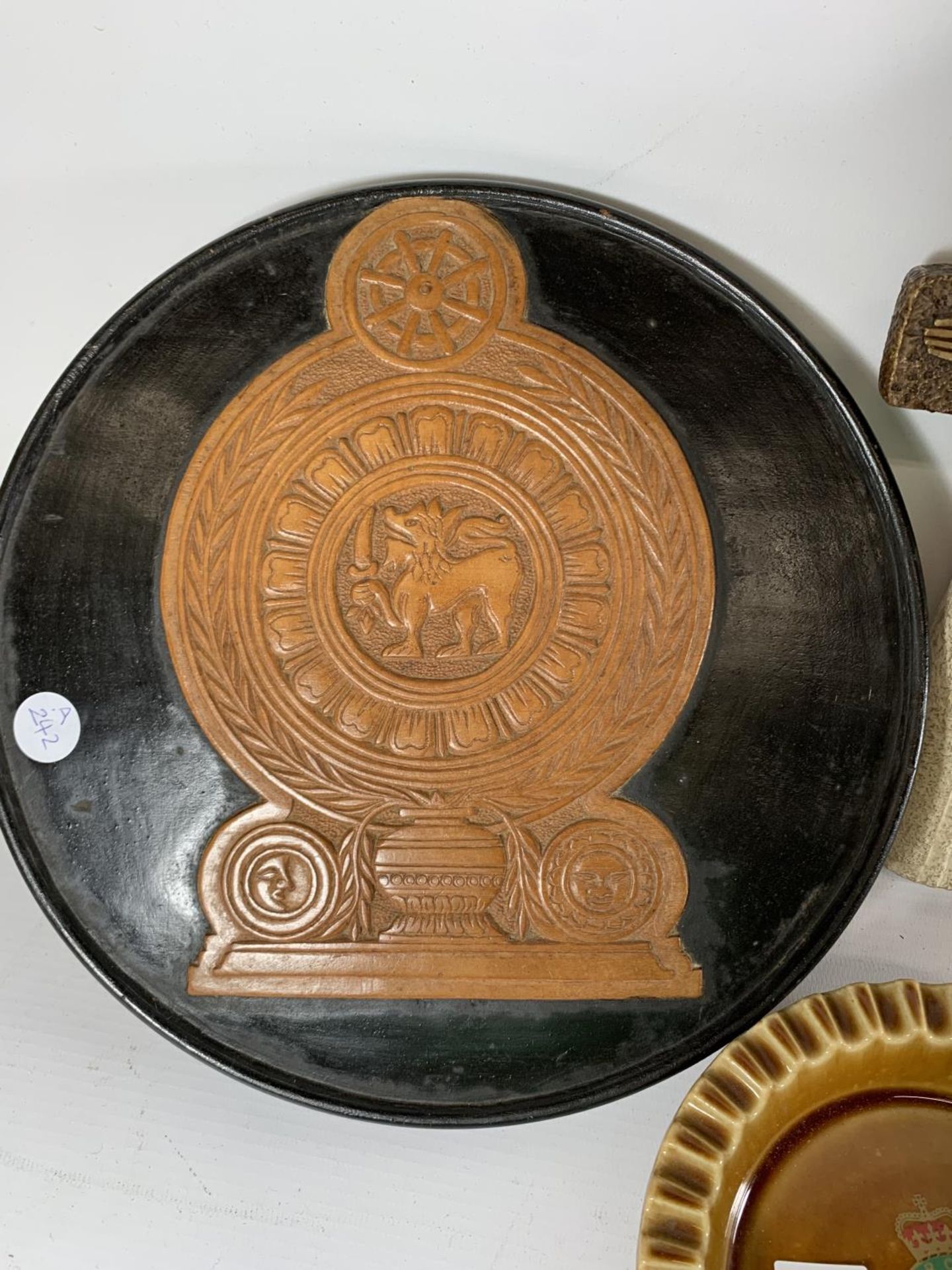 * A COLLECTION OF CERAMICS TO INCLUDE WEDGWOOD METROPOLITAN POLICE PLATE, ROYAL ULSTER - Image 2 of 4