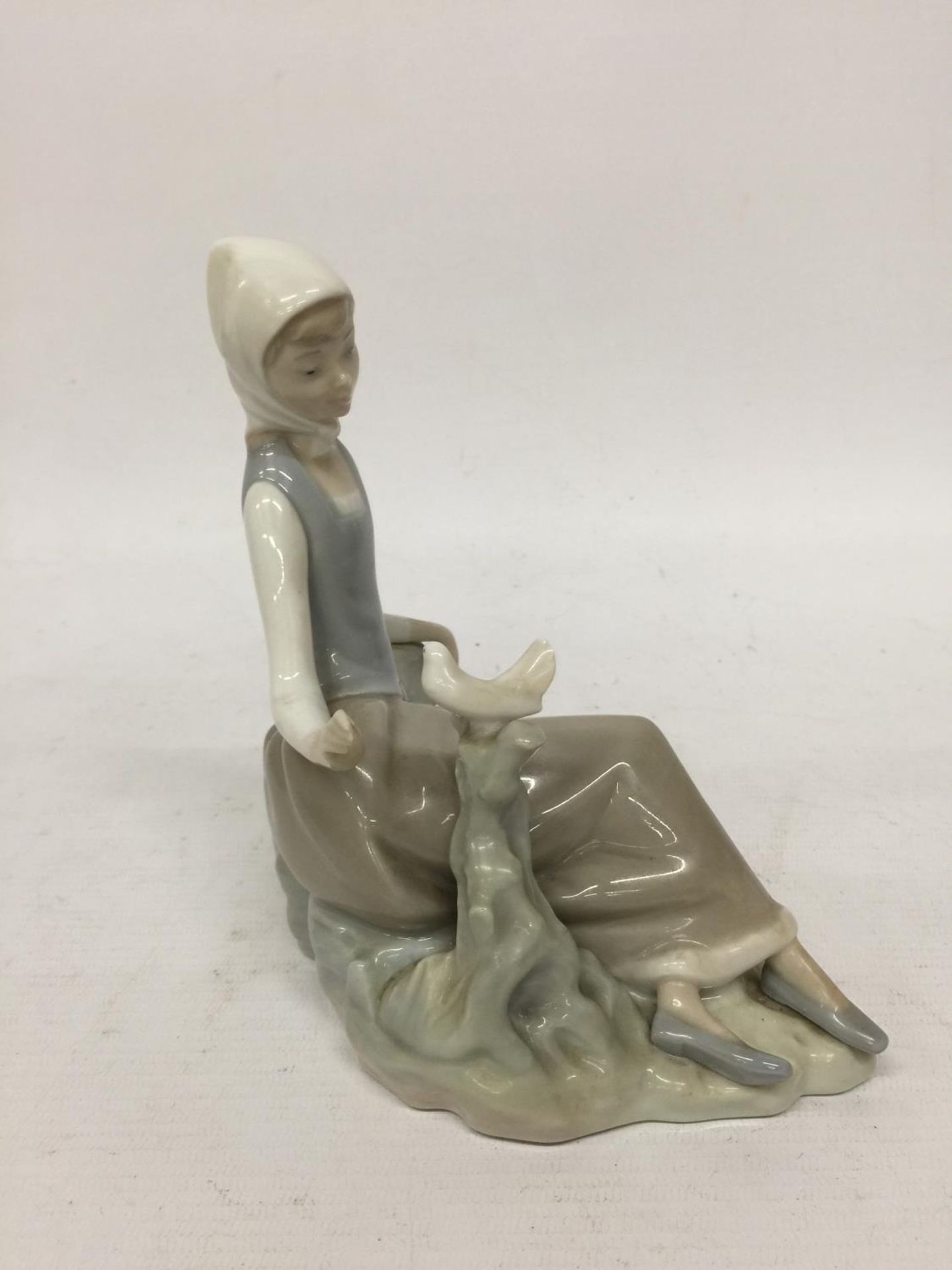 A LLADRO FIGURINE - SHEPHERDESS WITH DOVE - 17 CM - Image 3 of 5