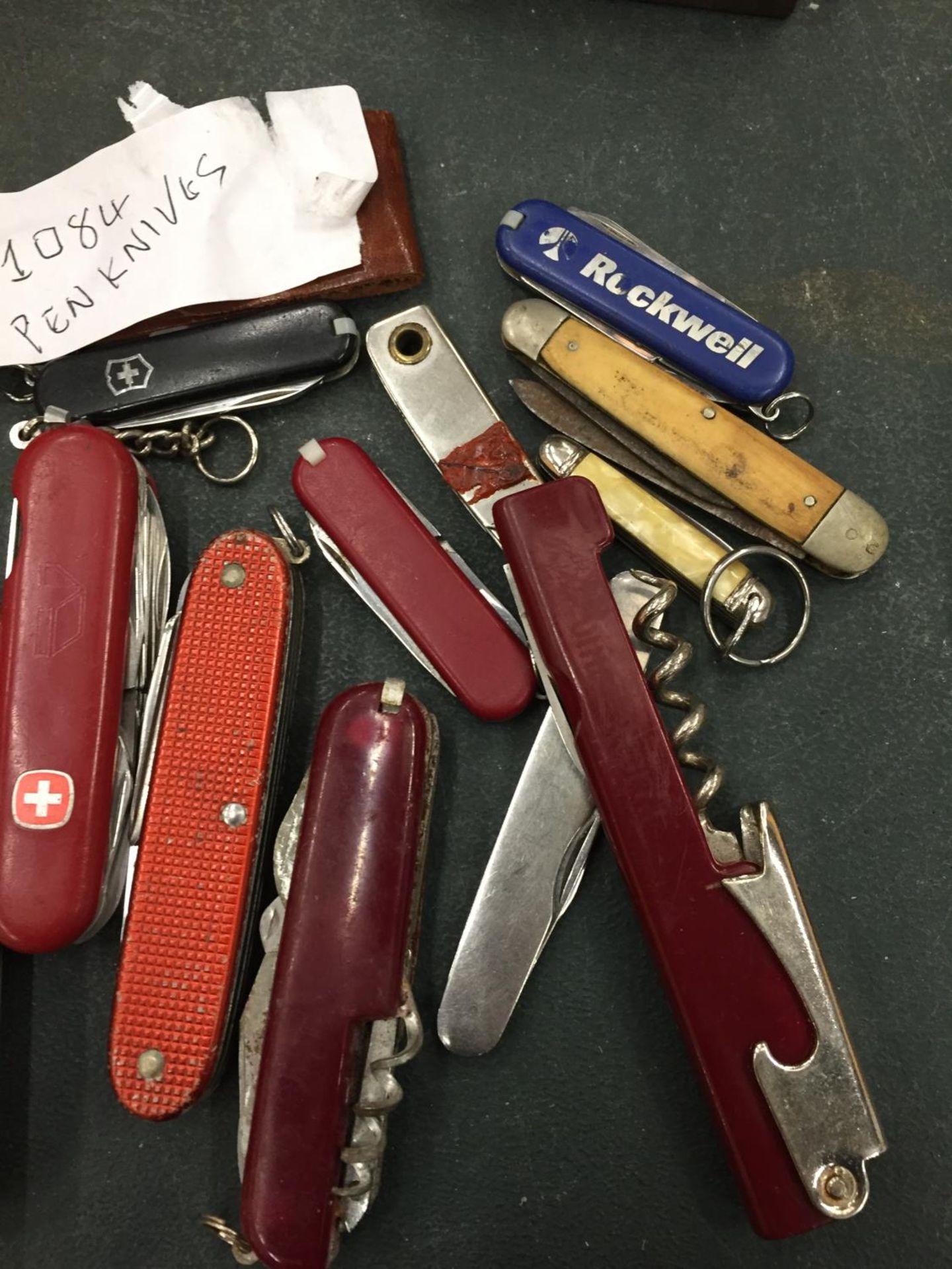 A COLLECTION OF VINTAGE PENKNIVES TO INCLUDE GENUINE SWISS ARMY KNIFE - Image 3 of 3