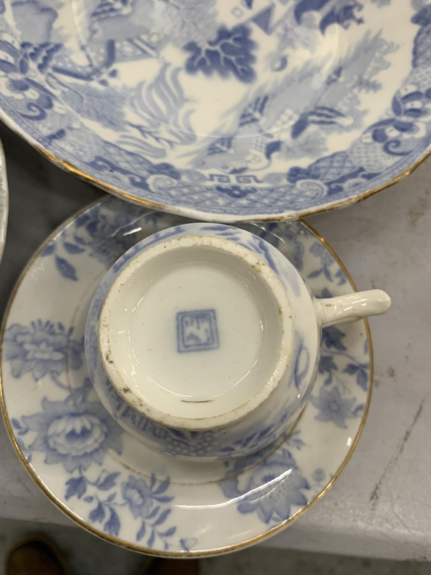 A LARGE COLLECTION OF 19TH CENTURY BLUE AND WHITE TEA WARES, TEAPOT, CUPS, SAUCERS ETC - Image 6 of 6