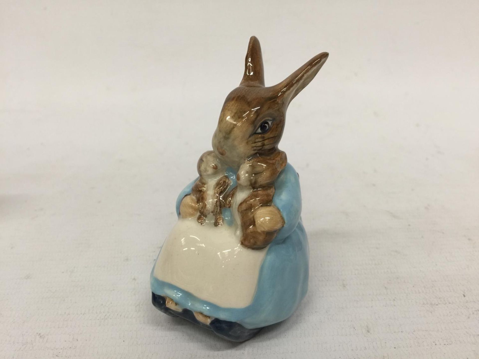 FIVE BESWICK BEATRIX POTTER FIGURES TO INCLUDE HUNCA MUNCA SWEEPING, GOODY TIPTOES, MISS MOPPET, MRS - Image 4 of 11