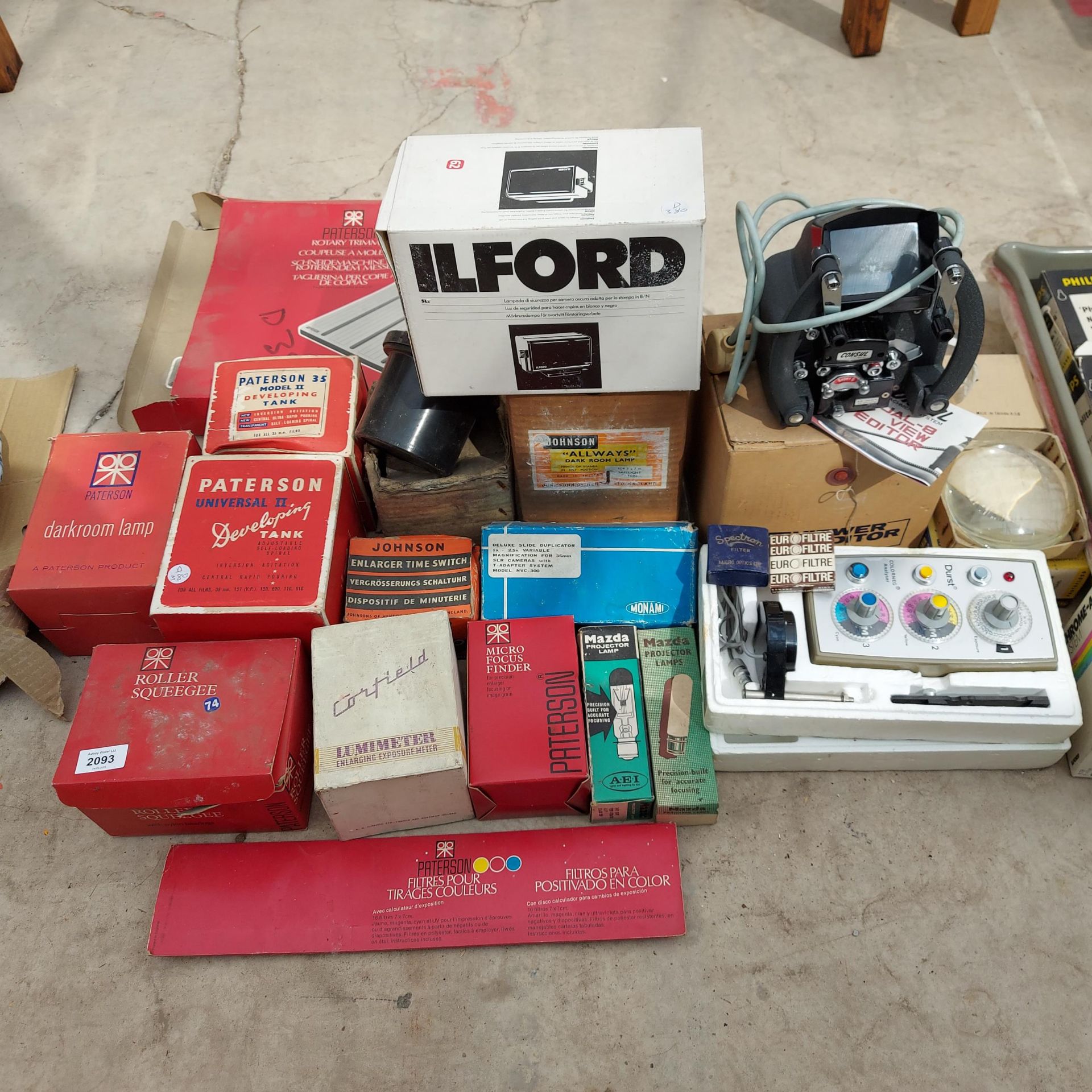 A LARGE ASSORTMENT OF PHOTOGRAPHY EQUIPMENT TO INCLUDE AN ILFORD PROCESSING DRUM, PROJECTORS ETC - Image 4 of 4