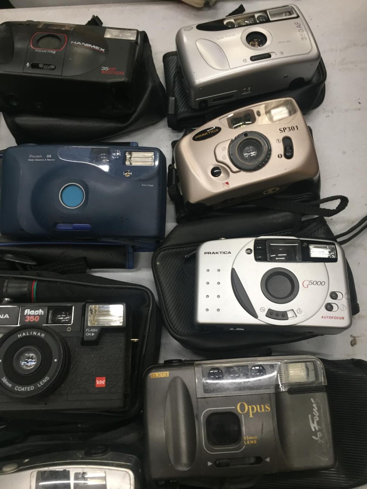 A COLLECTION OF VINTAGE CAMERAS TO INCLUDE KODAK ADVANTIX F350, LE CLIC FUN SHOOTER, FUJIFILM - Image 3 of 3