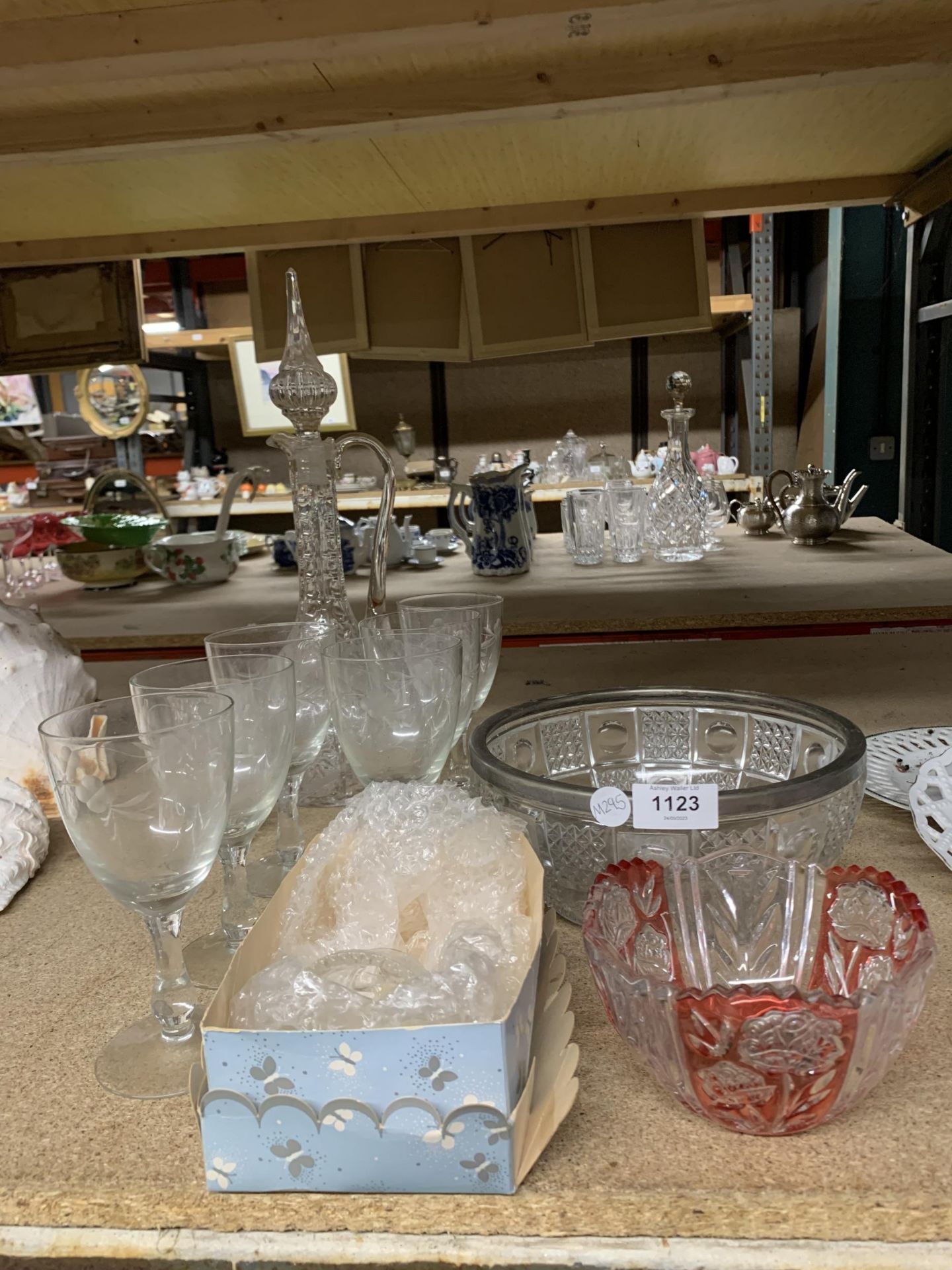 A GROUP OF GLASSWARE TO INCLUDE DECANTER, BOHEMIAN CUT GLASS BOWL, ETCHED WINE GLASSES ETC