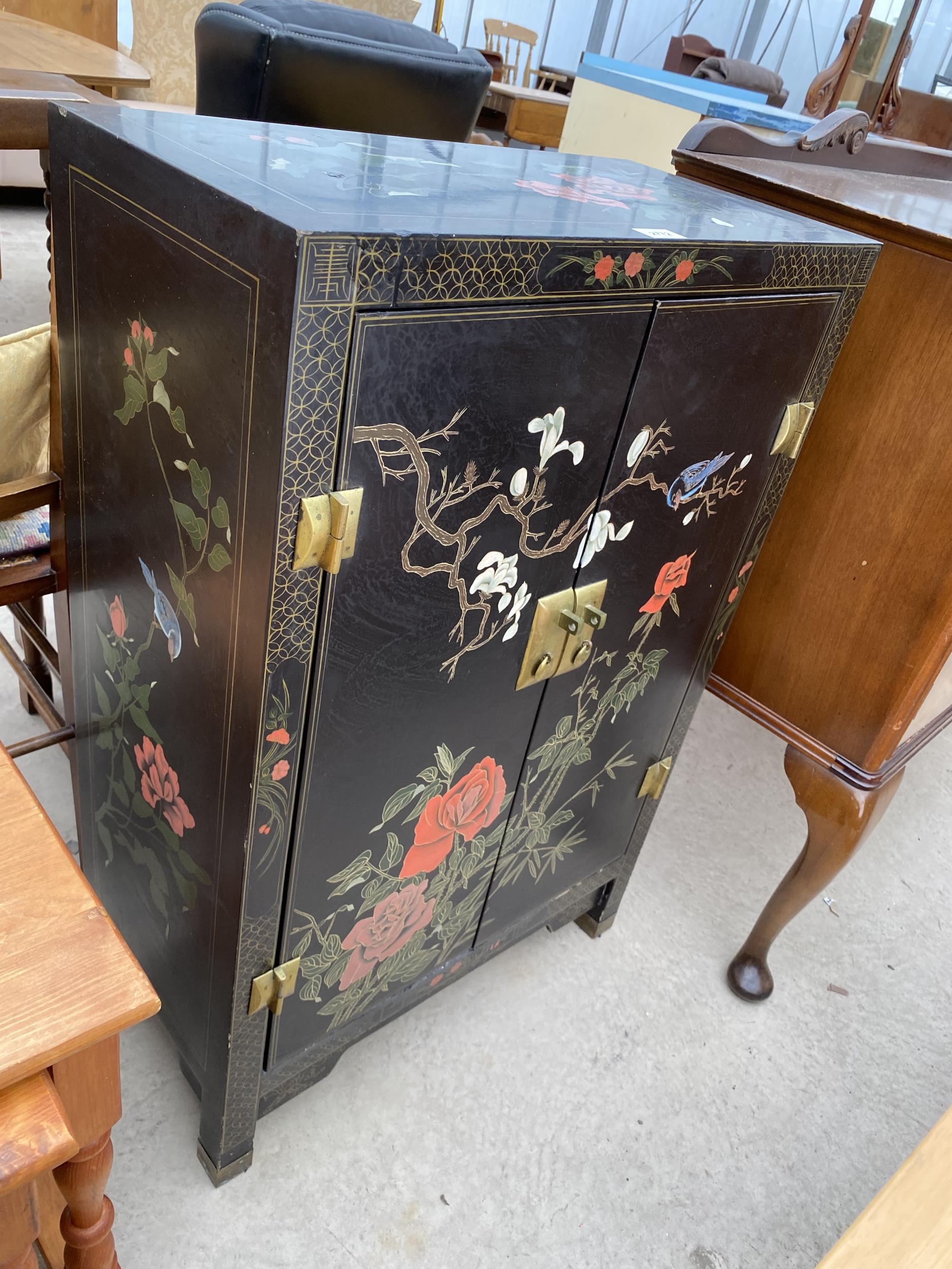 A MODERN TWO DOOR CABINET WITH CHINOISERIE DECORATION, 24" WIDE - Image 2 of 6