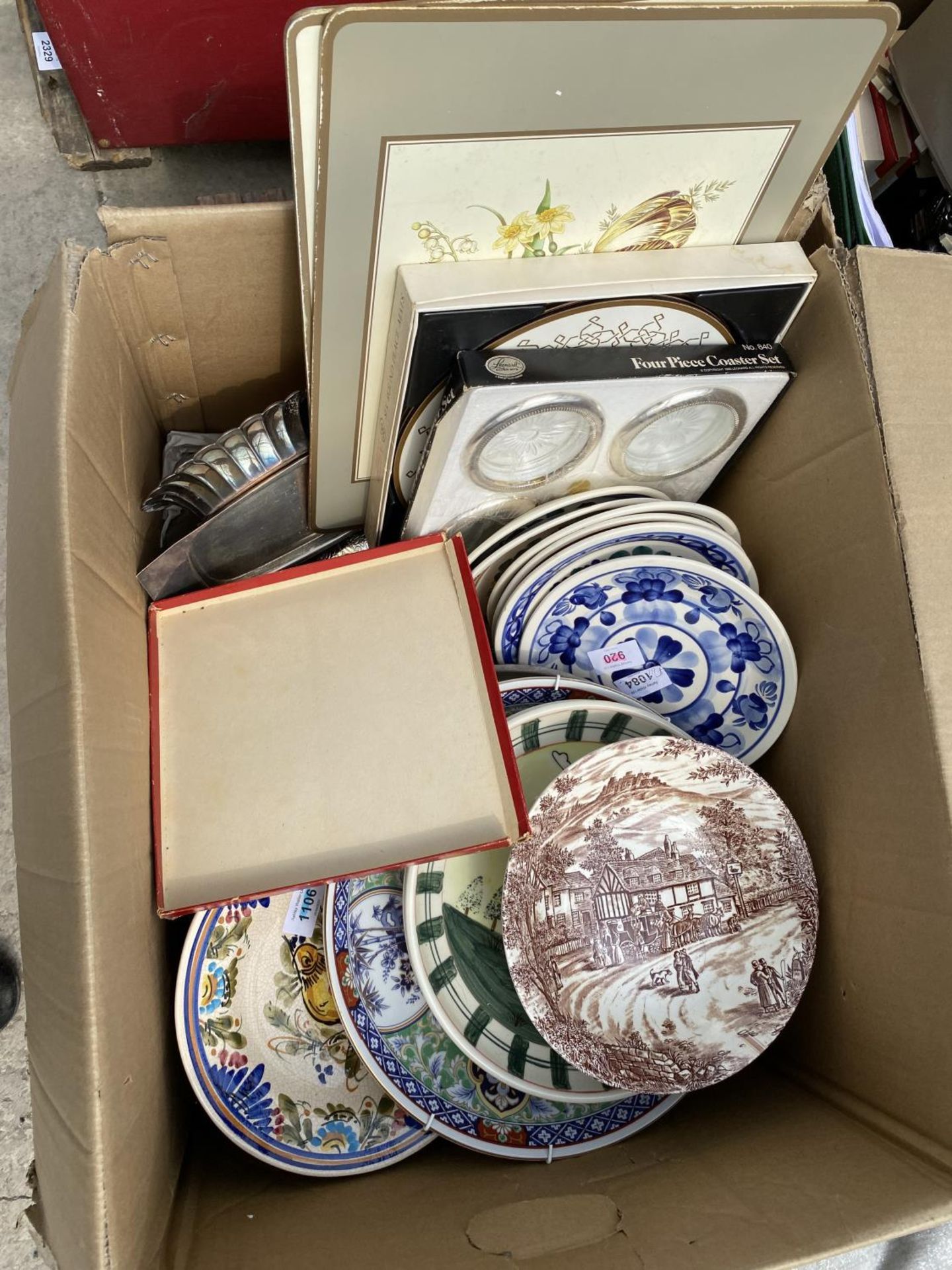 AN ASSORTMENT OF HOUSEHOLD CLEARANCE ITEMS TO INCLUDE CERAMICS AND BOOKS ETC - Image 2 of 4