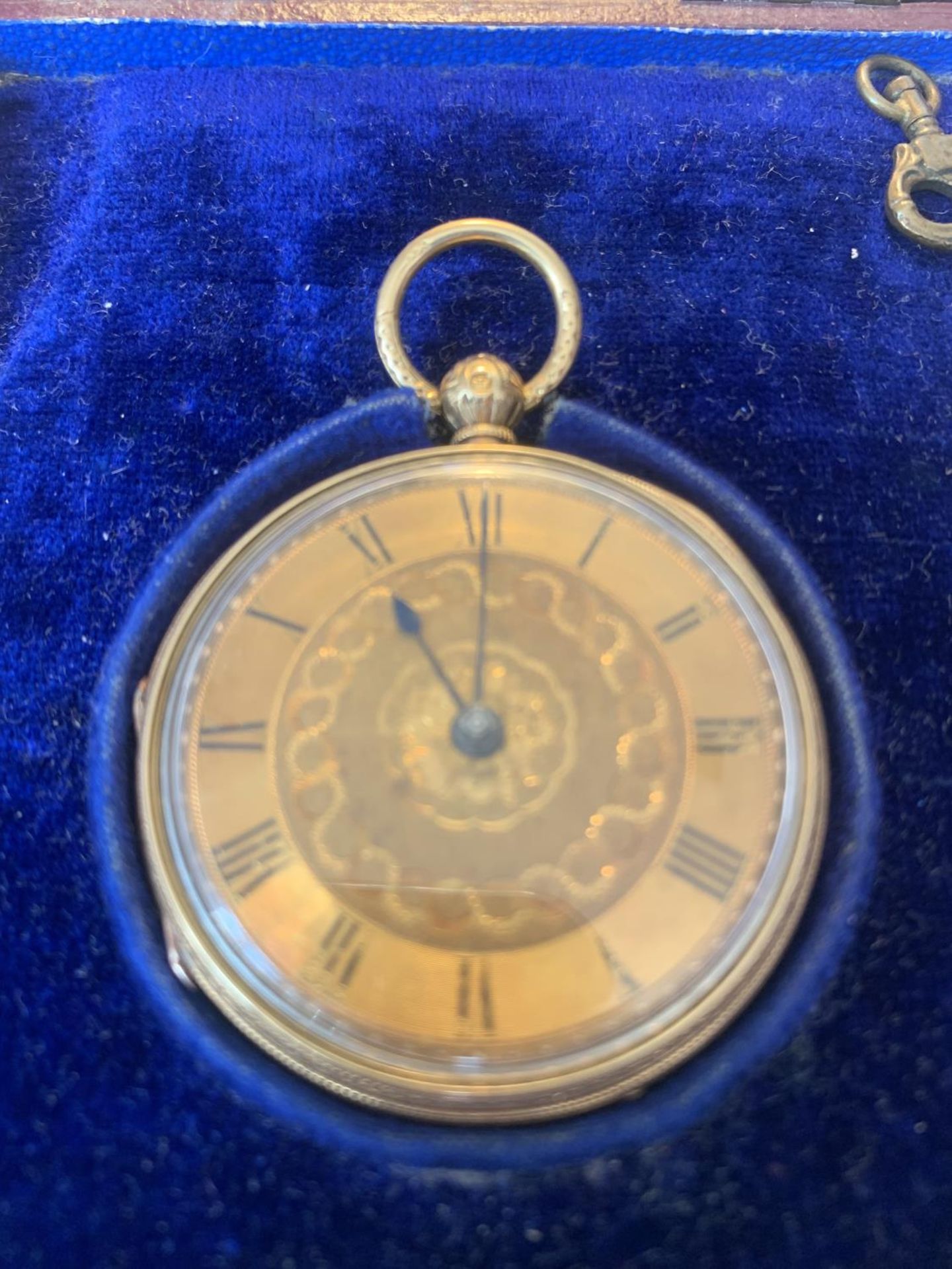 A VINTAGE 18 CARAT GOLD POCKET WATCH WITH DECORATIVE FACE AND ROMAN NUMERALS, KEY AND ORIGINAL BOX - Image 2 of 5