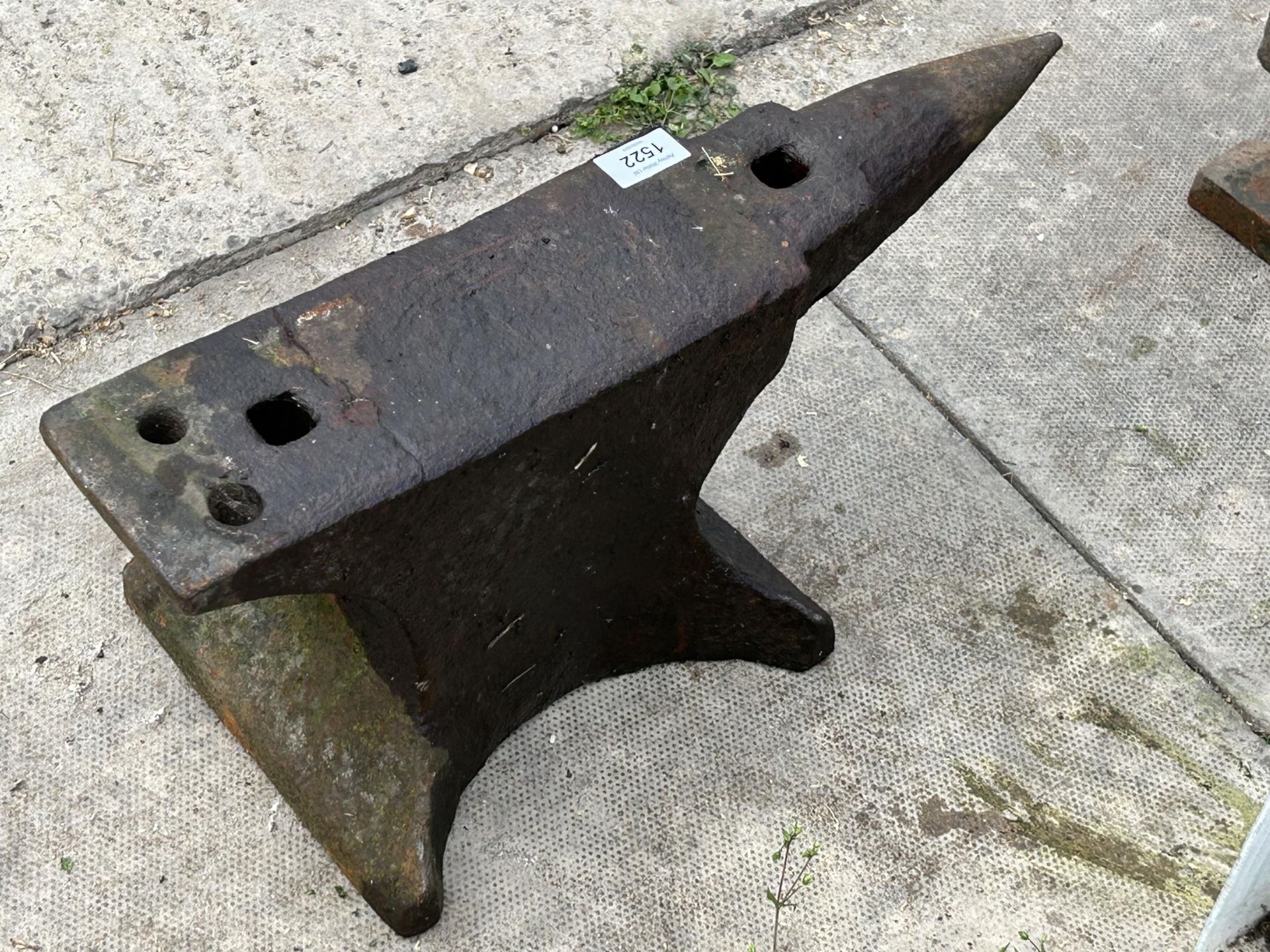 A SMALL VINTAGE CAST IRON BLACKSMITHS ANVIL (H:22CM L:52CM) - Image 4 of 4