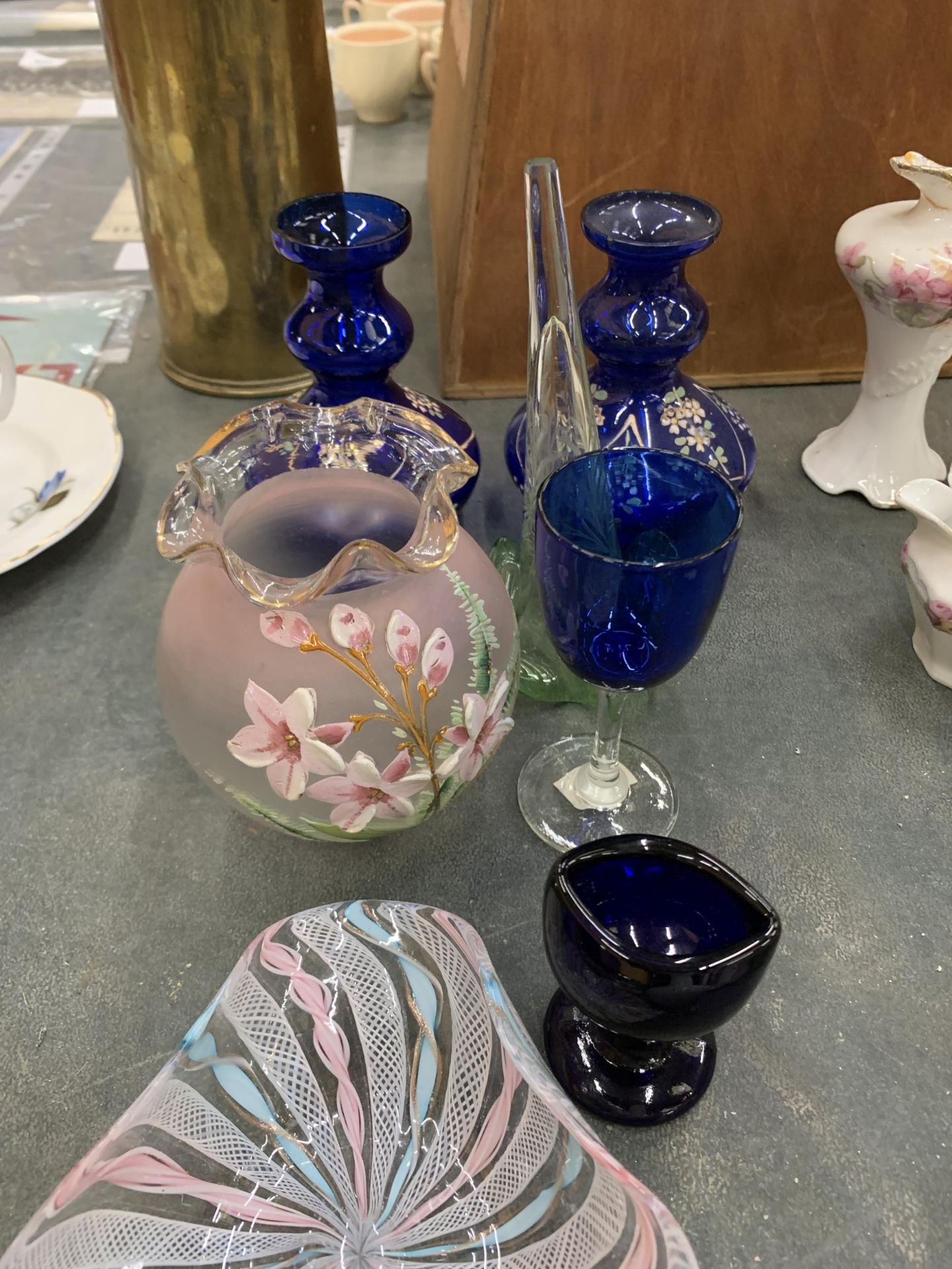 A MIXED GROUP OF GLASSWARE TO INCLUDE OPALINE AND CRANBERRY DISH, BLUE TWIST DESIGN TALL VASE ETC - Image 2 of 4