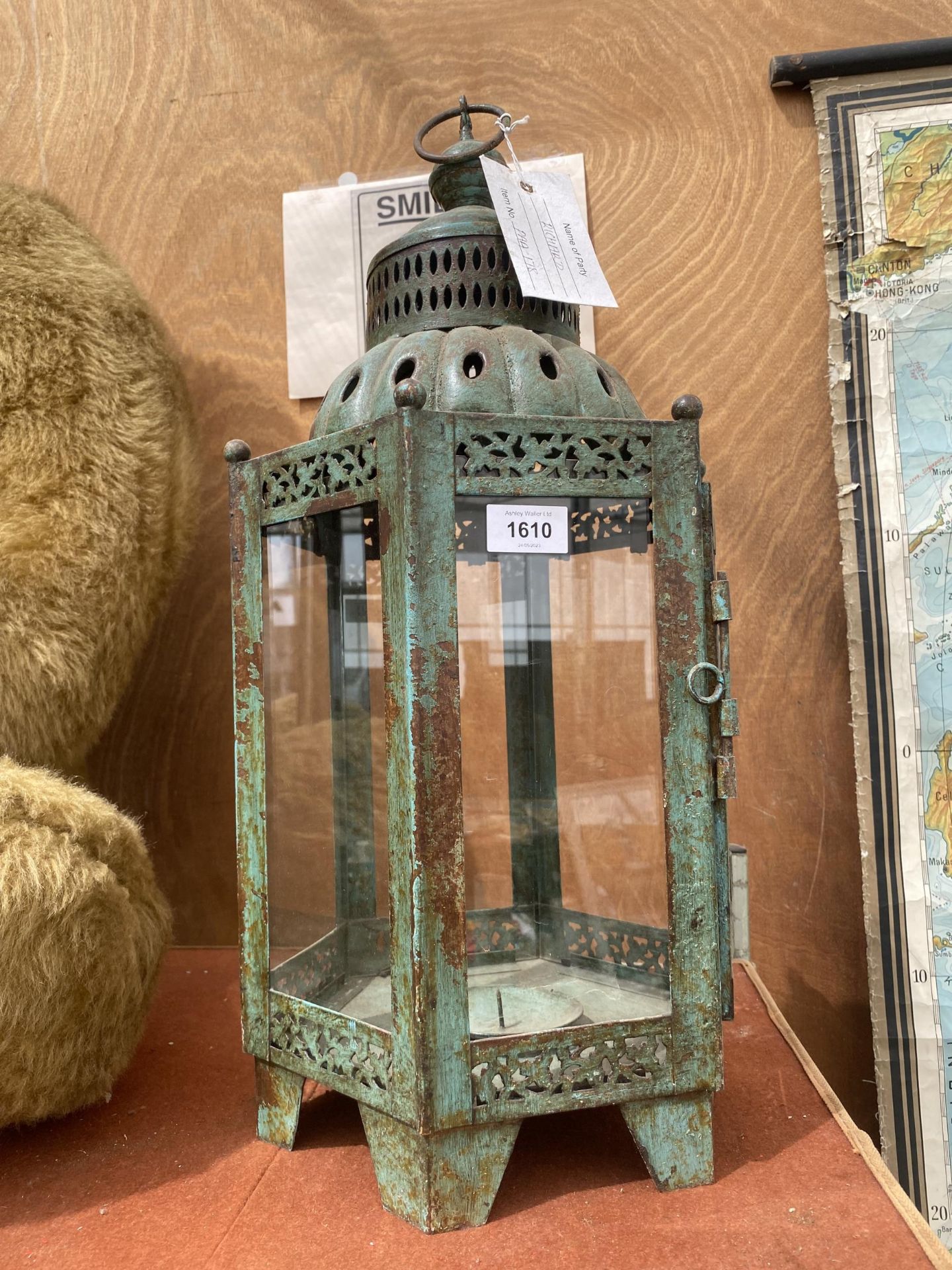 A DECORATIVE VINTAGE STYLE METAL CANDLE LANTERN