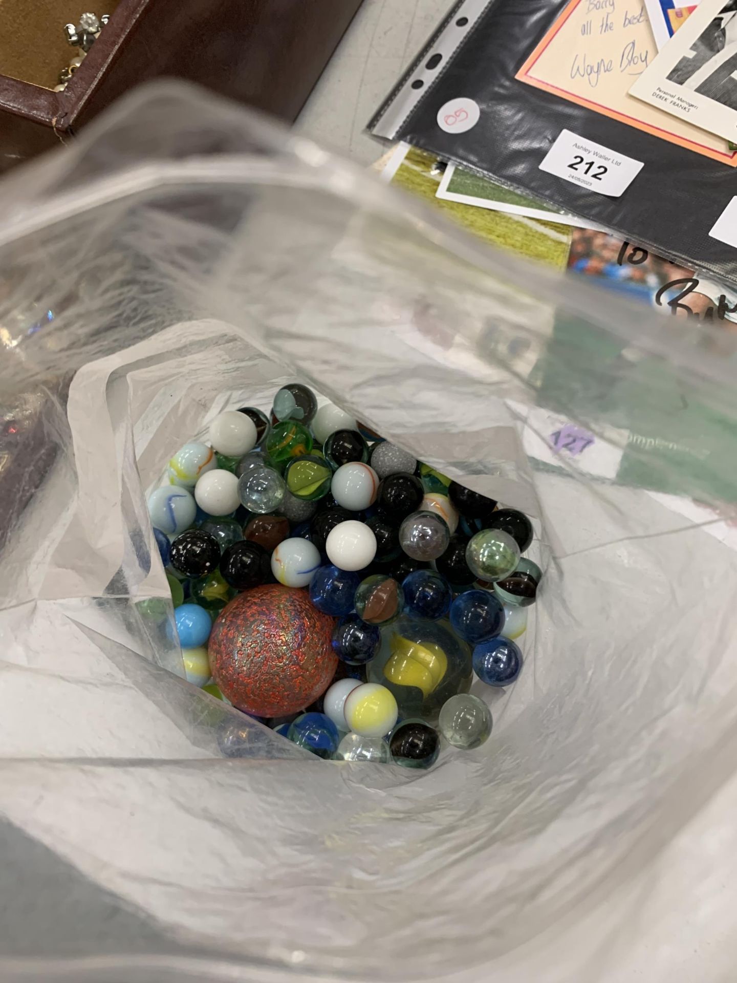 A BAG OF VINTAGE MARBLES - Image 2 of 2