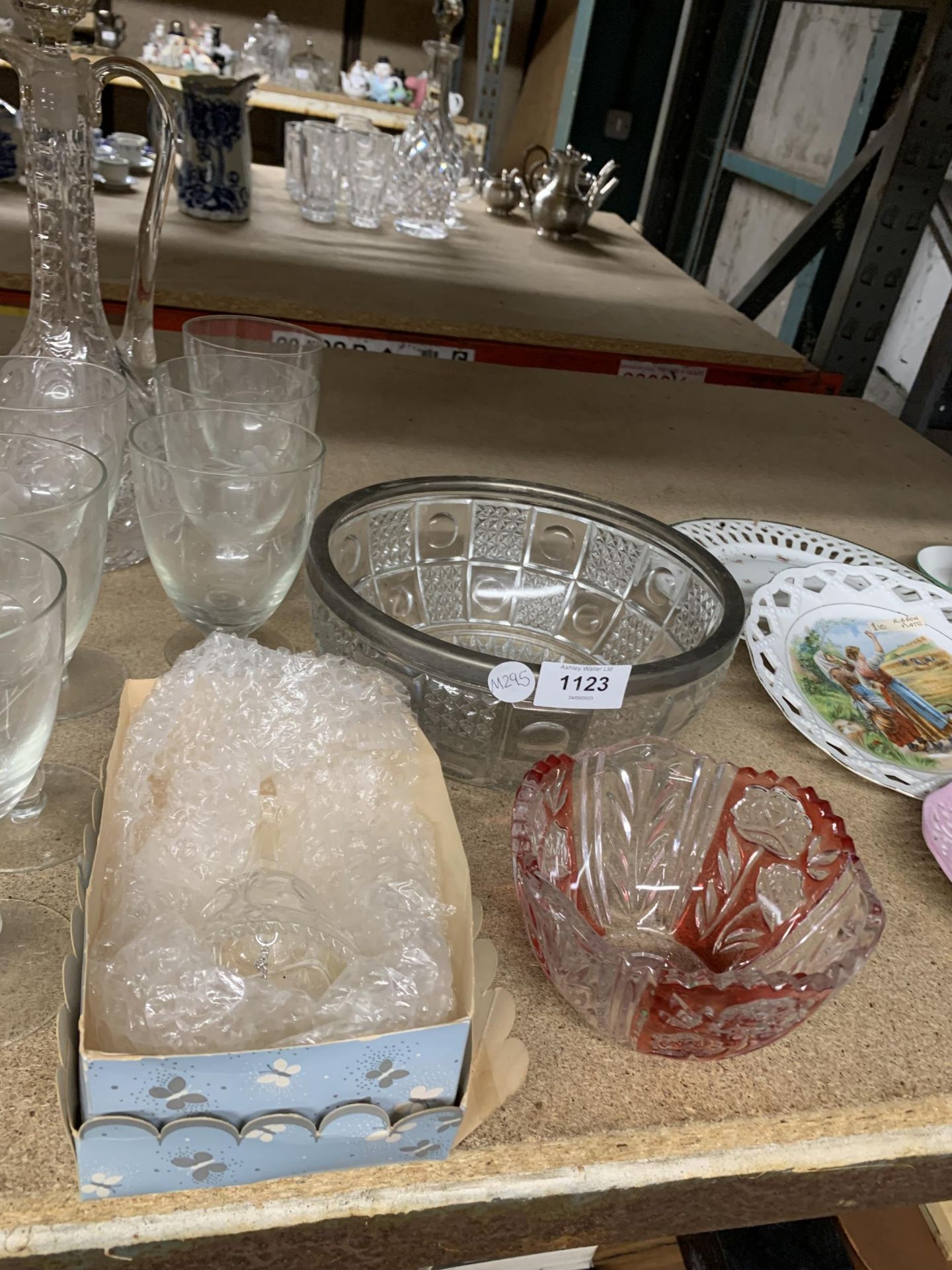A GROUP OF GLASSWARE TO INCLUDE DECANTER, BOHEMIAN CUT GLASS BOWL, ETCHED WINE GLASSES ETC - Image 3 of 3