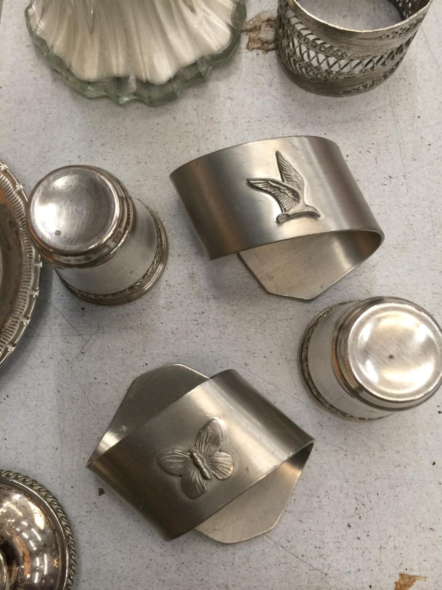 A QUANTITY OF SILVER PLATED ITEMS TO INCLUDE NAPKIN RINGS, CANDLESTICKS, A ROSE BOWL, POSY VASES, - Image 5 of 5
