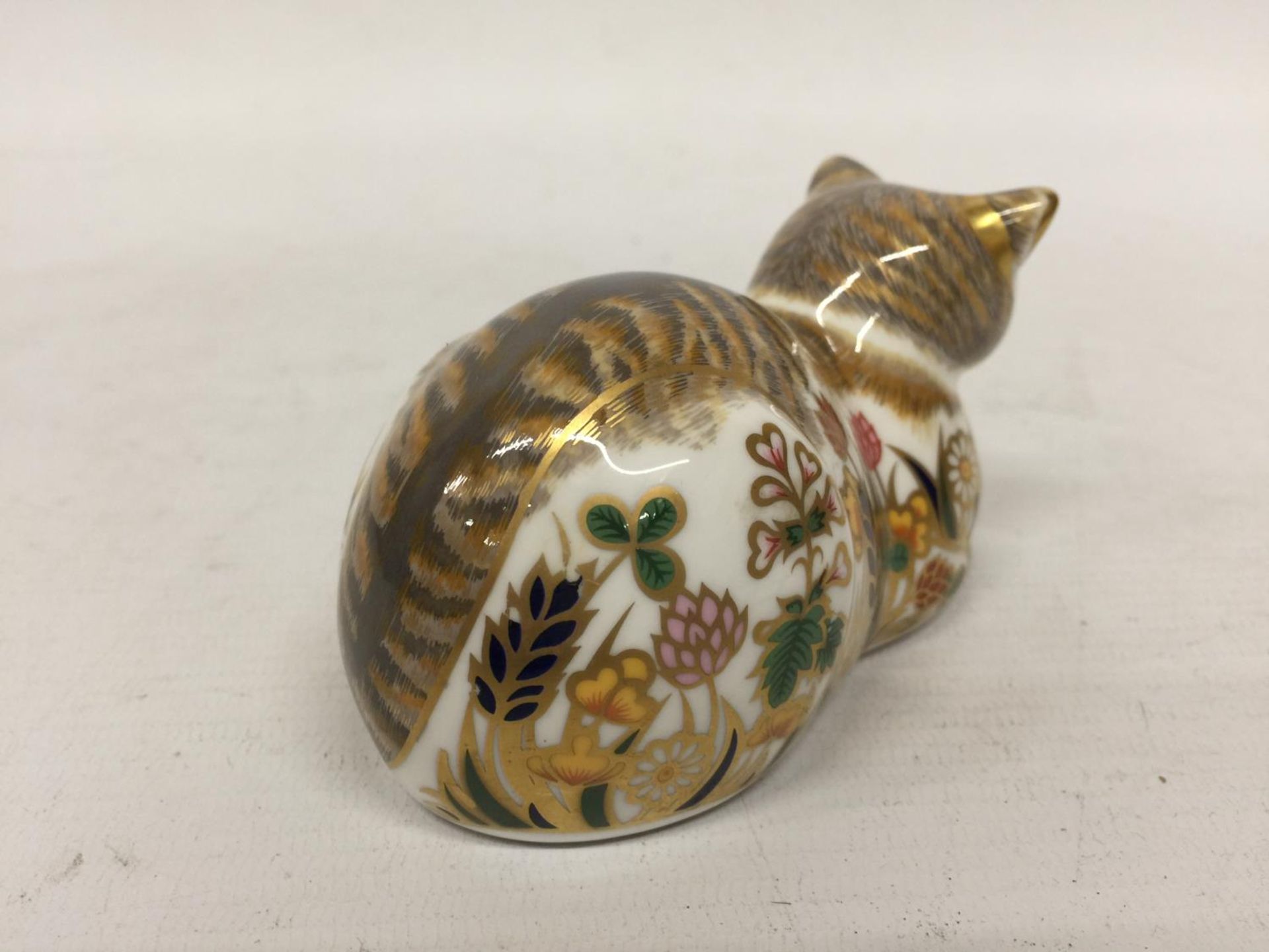 A ROYAL CROWN DERBY COTTAGE GARDEN CAT (SECONDS) WITH SILVER STOPPER - Image 3 of 4