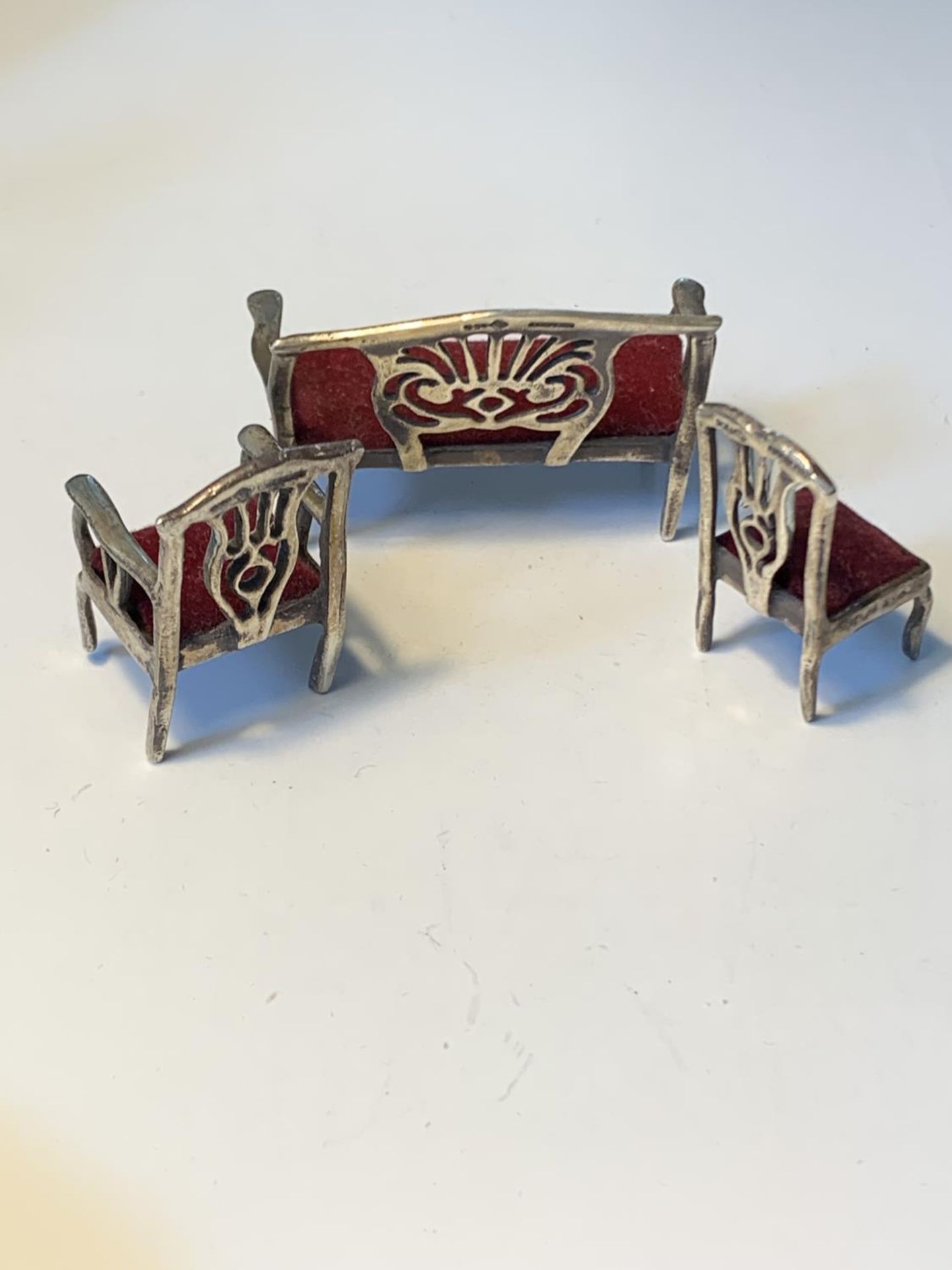 THREE MINIATURE SILVER ITEMS TO INCLUDE A SETTEE, CARVER AND CHAIR - Image 2 of 5