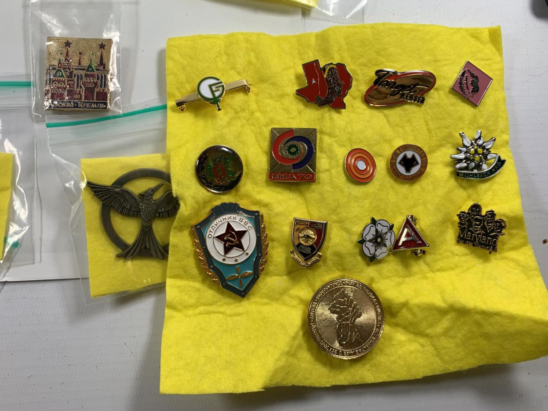 A LARGE COLLECTION OF VARIOUS BADGES - Image 4 of 4