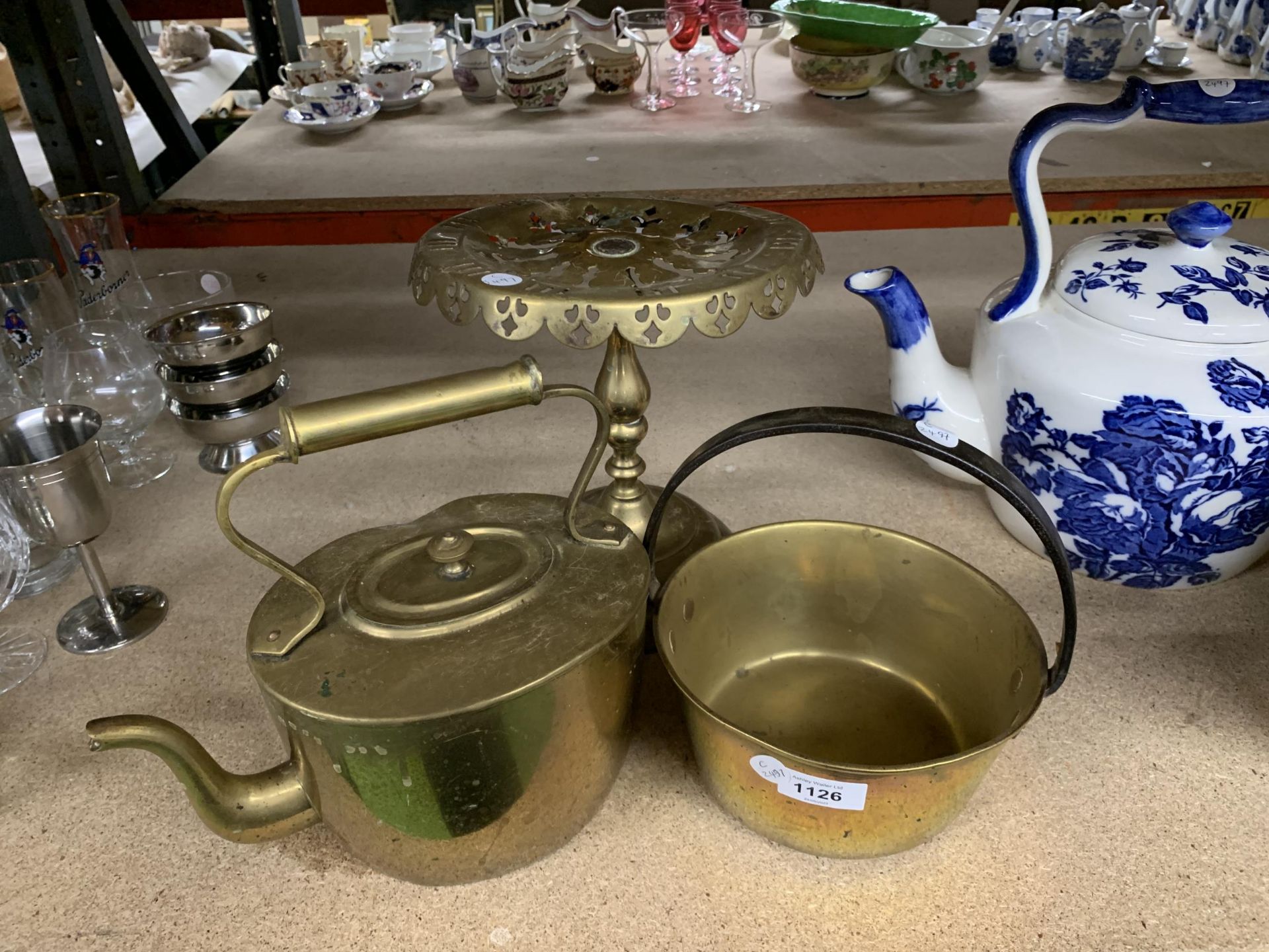 THREE VINTAGE BRASS ITEMS, KETTLE, JAM PAN AND TRIVET STAND - Image 4 of 4