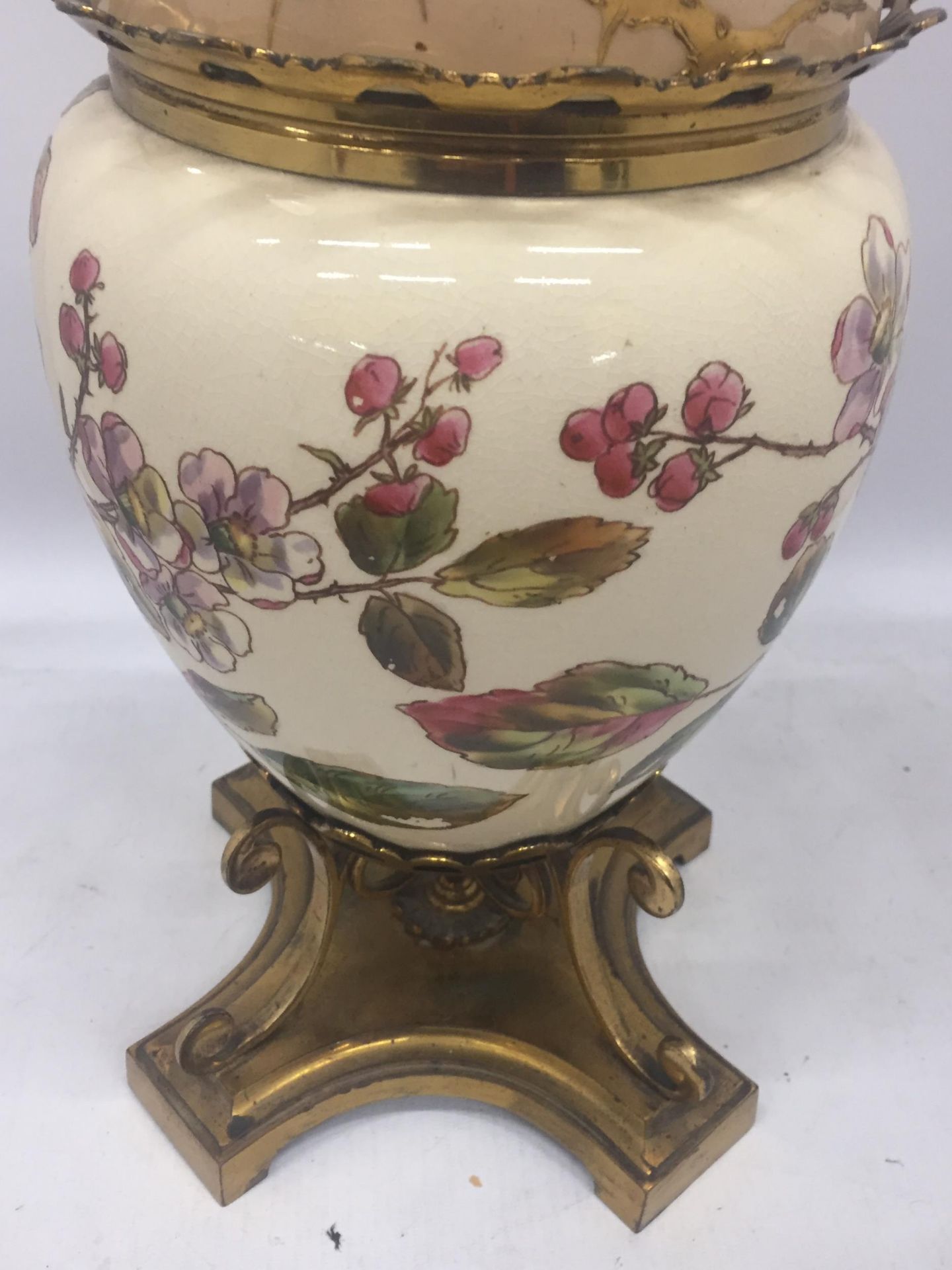 AN ANTIQUE CERAMIC AND BRASS OIL LAMP WITH FLORAL DESIGN - Image 3 of 3