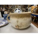 A VINTAGE DOULTON CHAMBER POT