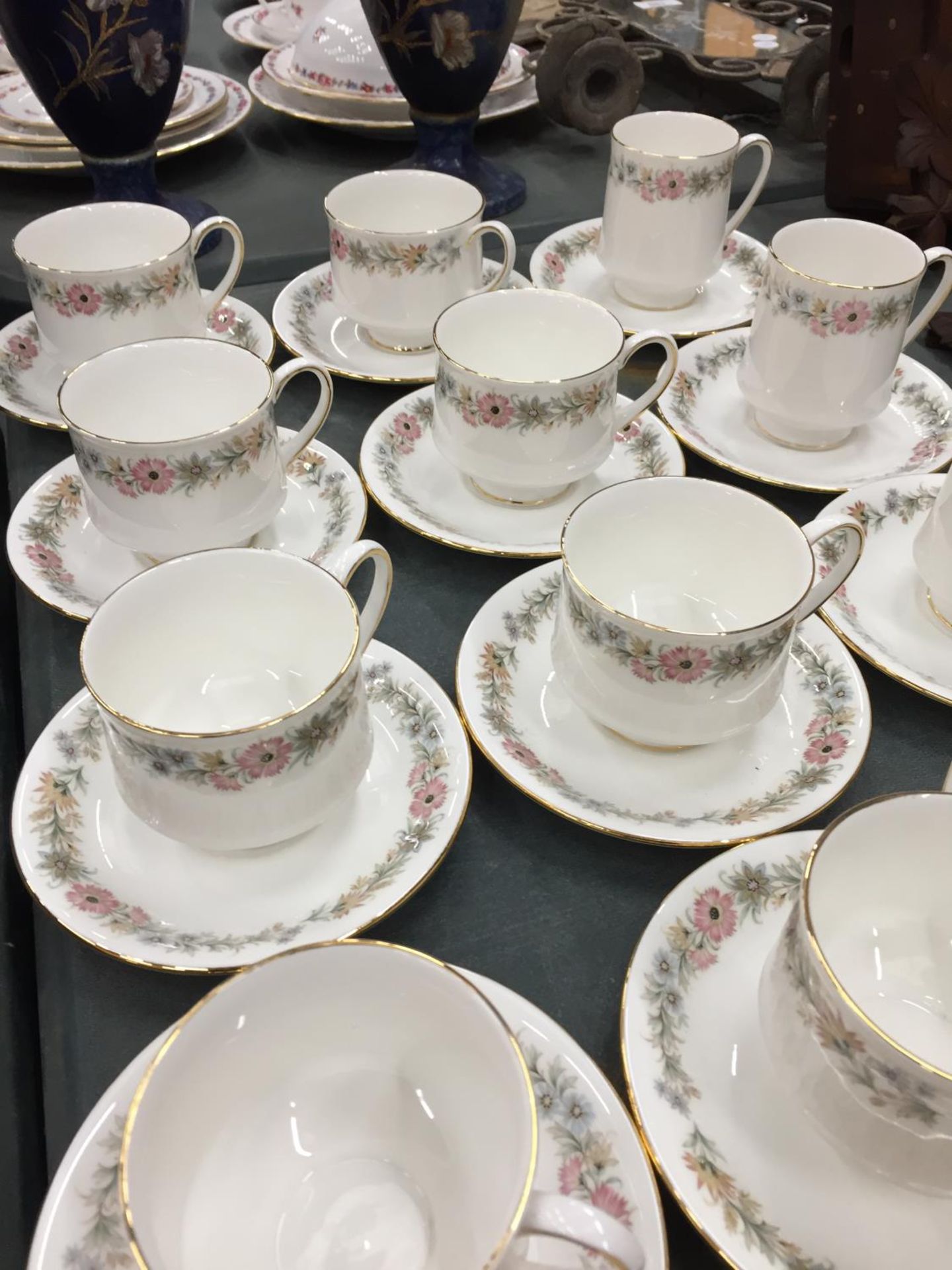 A LARGE QUANTITY OF ROYAL ALBERT 'BELINDA' CUPS AND SAUCERS - Image 3 of 3