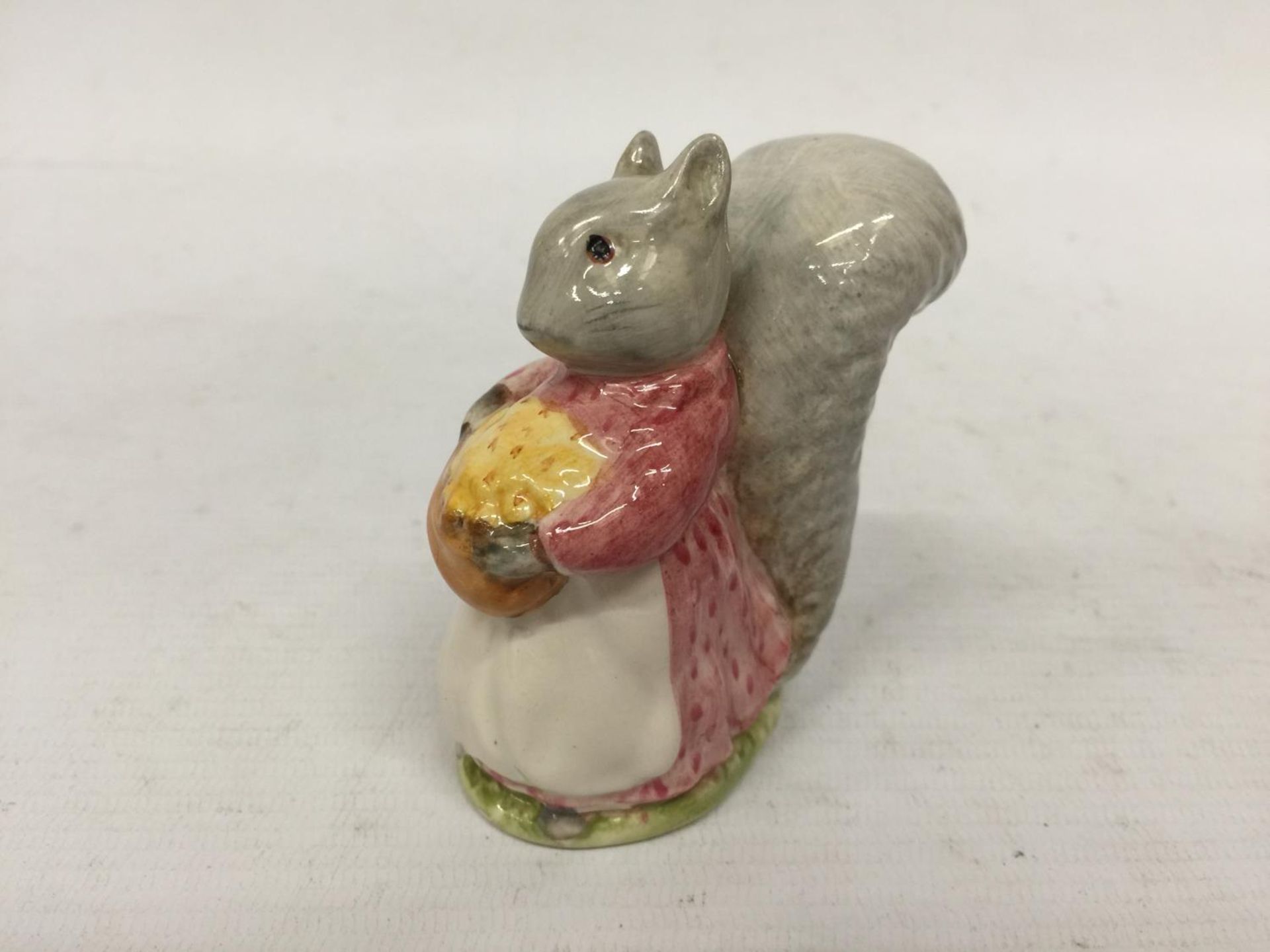 FIVE BESWICK BEATRIX POTTER FIGURES TO INCLUDE HUNCA MUNCA SWEEPING, GOODY TIPTOES, MISS MOPPET, MRS - Image 9 of 11