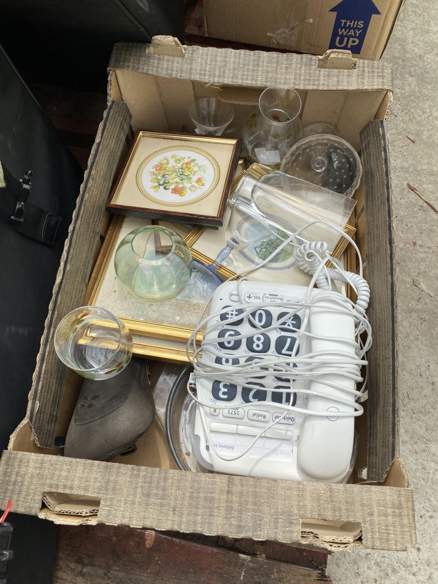 AN ASSORTMENT OF HOUSEHOLD CLEARANCE ITEMS TO INCLUDE GLASS WARE AND PRINTS ETC - Bild 3 aus 3