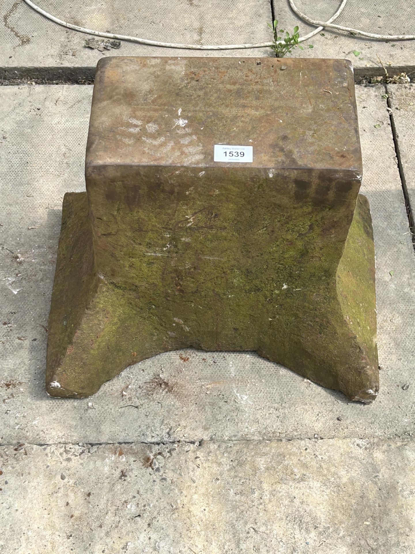 A VINTAGE CAST IRON SAWYERS BLACKSMITHS ANVIL (H:33CM L:39CM)