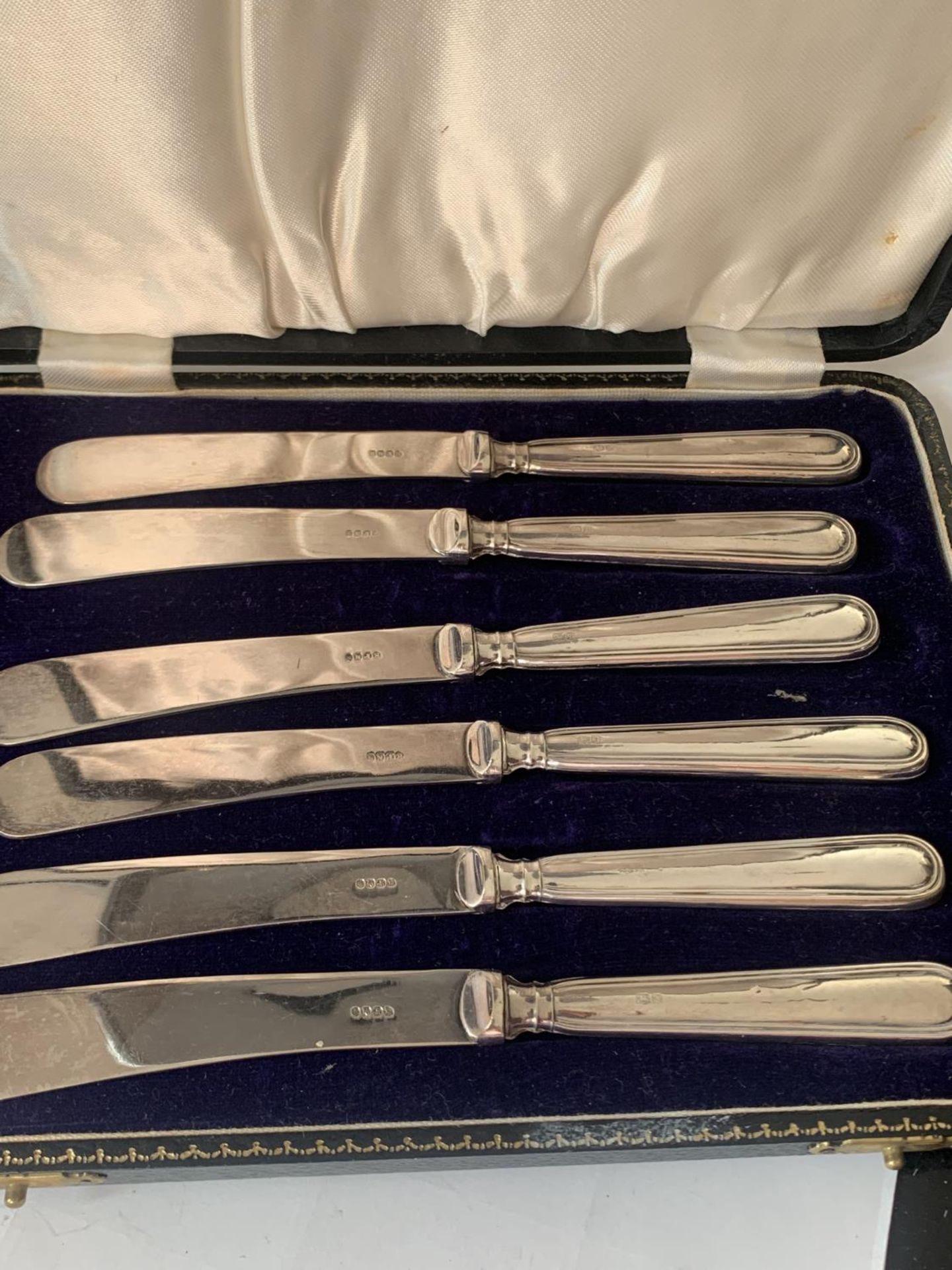 A SET OF SIX HALLMARKED BIRMINGHAM 1935 SILVER HANDLED FRUIT KNIVES IN A PRESENTATION BOX - Image 2 of 3