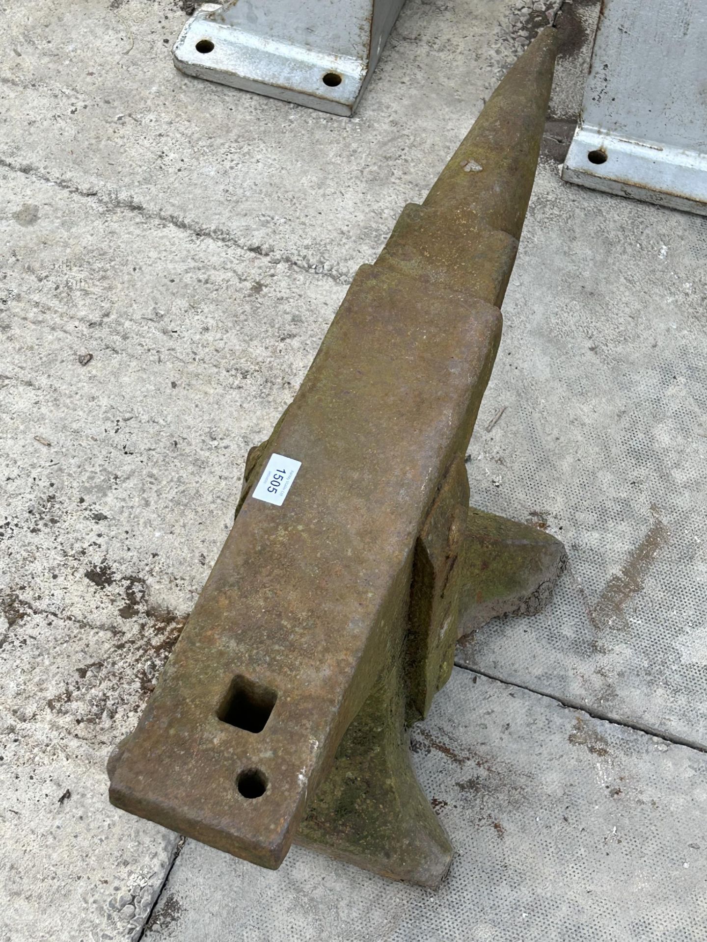 A VINTAGE CAST IRON BLACKSMITHS ANVIL (H:32CM L:74CM) - Image 4 of 4