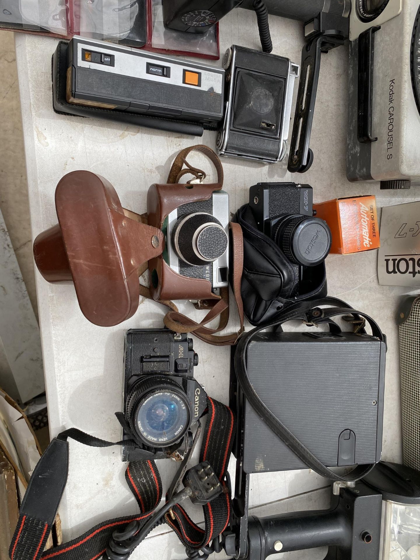 A MIXED GROUP OF CAMERAS AND EQUIPMENT, KODAKCAROUSEL ETC - Image 3 of 4