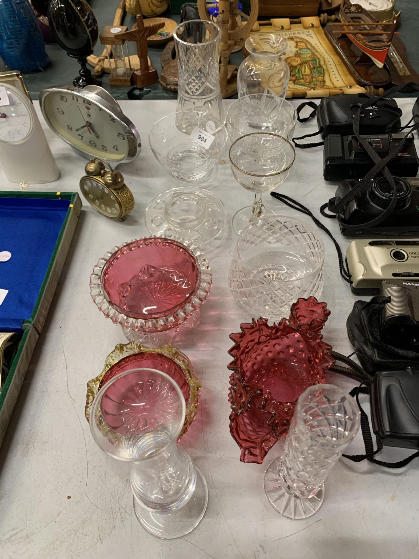 A QUANTITY OF GLASSWARE TO INCLUDE CRANBERRY GLASS BOWLS, VASES, ETC