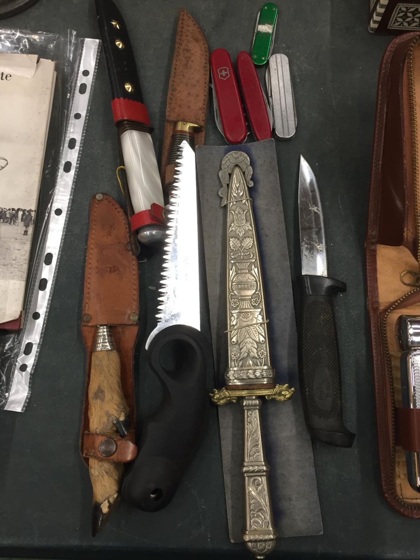 A COLLECTION OF VINTAGE KNIVES TO INCLUDE HUNTING KNIVES AND PEN KNIVES