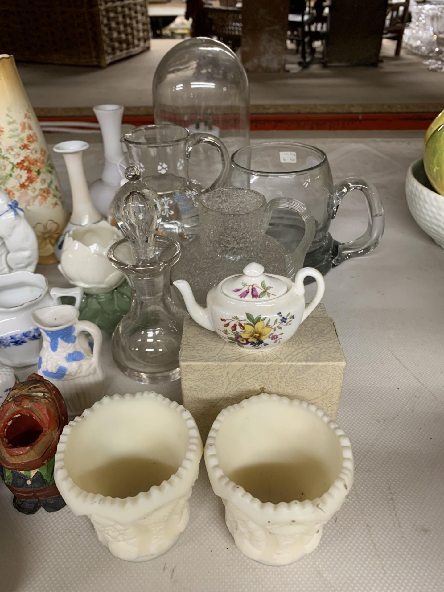 A MIXED LOT TO INCLUDE MILKY GLASS POTS, CERAMICS ETC - Image 3 of 4