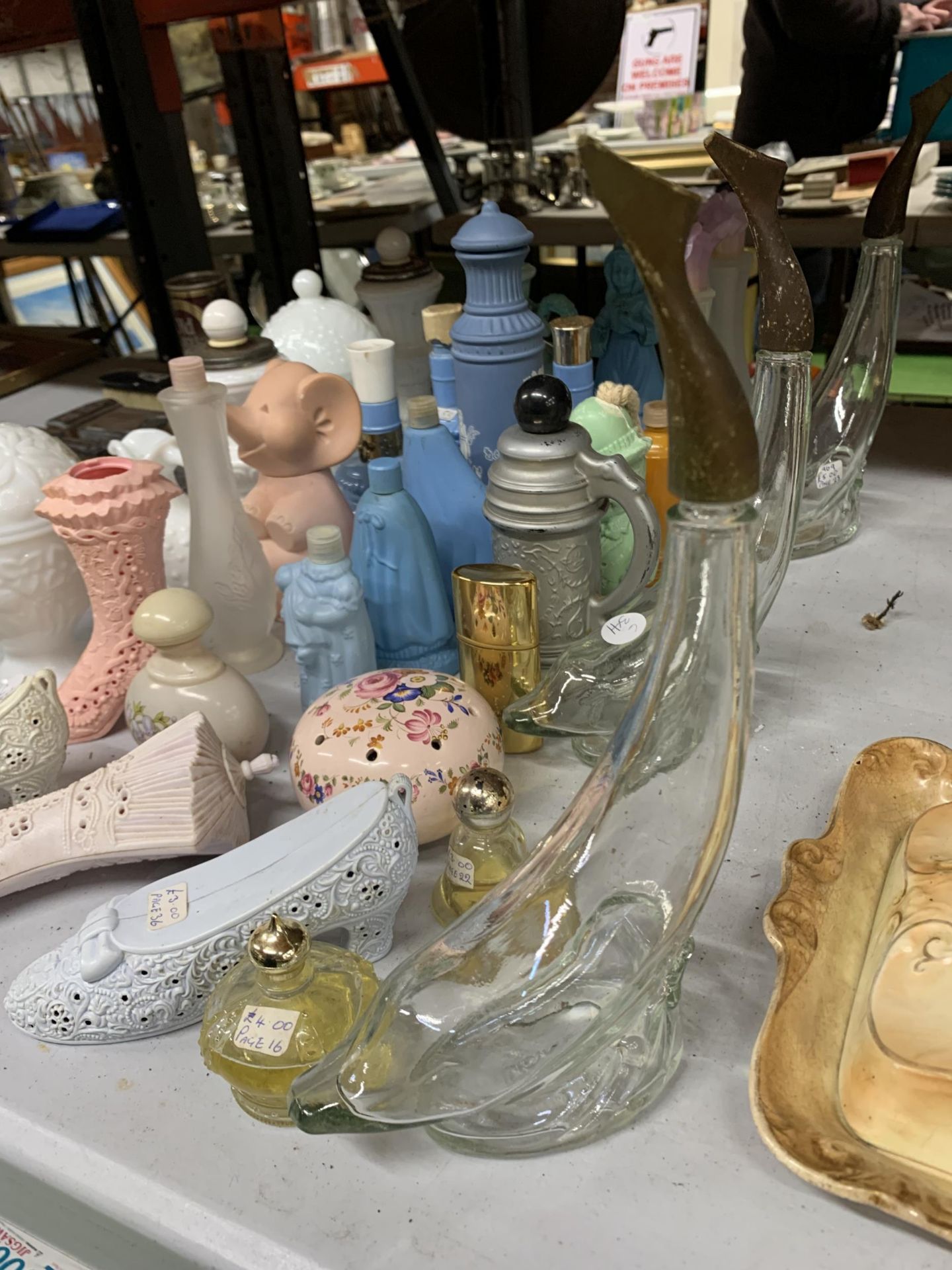 A MIXED GROUP OF VINTAGE ITEMS, WHITE GLASS LIDDED POTS, GLASS DOLPHIN SHAPES BOTTLES ETC - Image 4 of 4