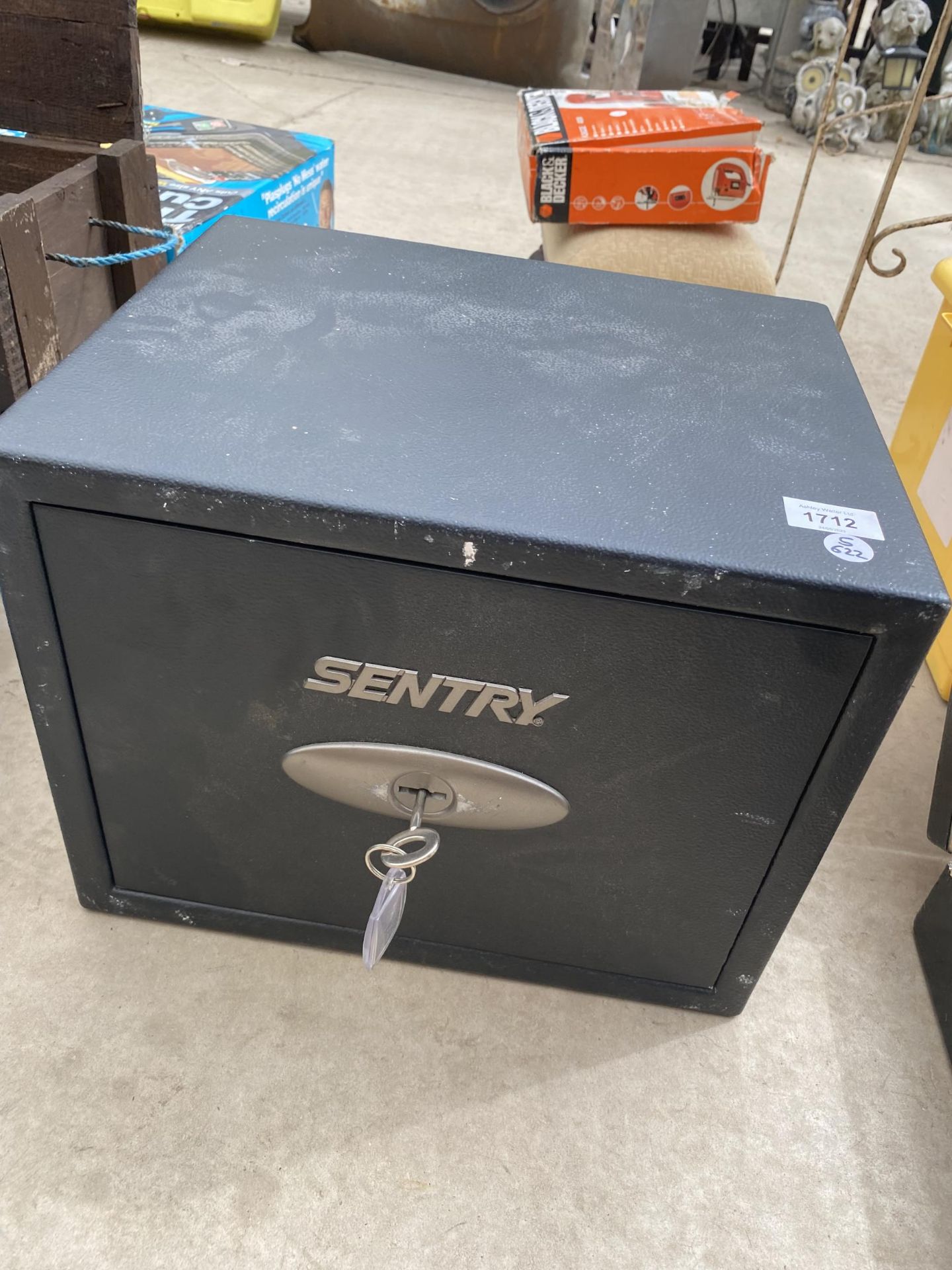 A SENTRY METAL SAFE BOX WITH KEY