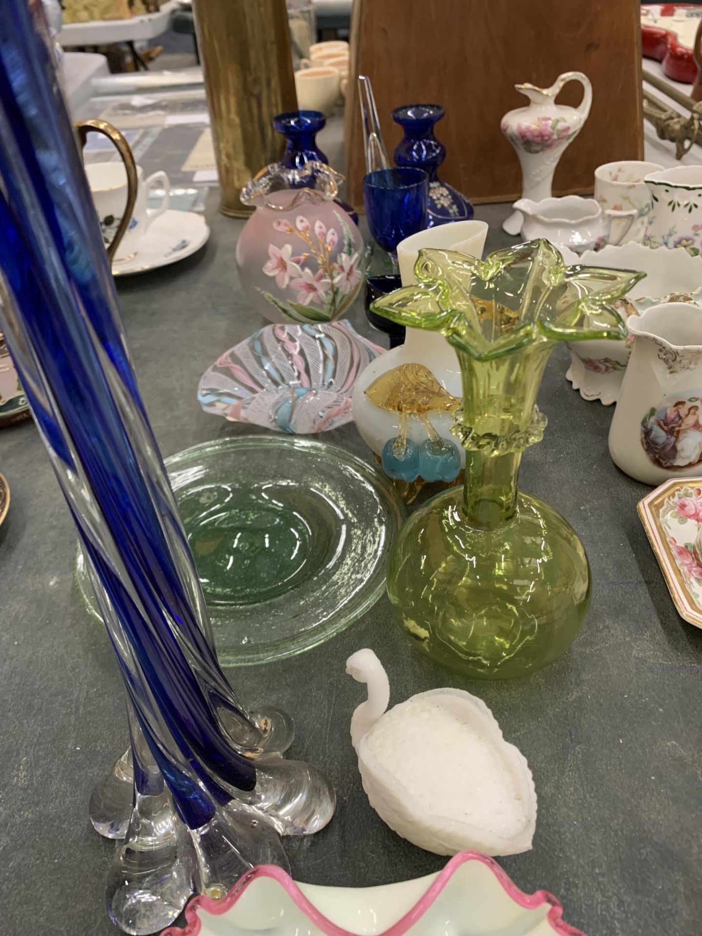 A MIXED GROUP OF GLASSWARE TO INCLUDE OPALINE AND CRANBERRY DISH, BLUE TWIST DESIGN TALL VASE ETC - Image 3 of 4
