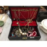 A JEWELLERY BOX CONTAINING A QUANTITY OF COSTUME JEWELLERY TO INCLUDE NECKLACES, BRACELETS, ETC