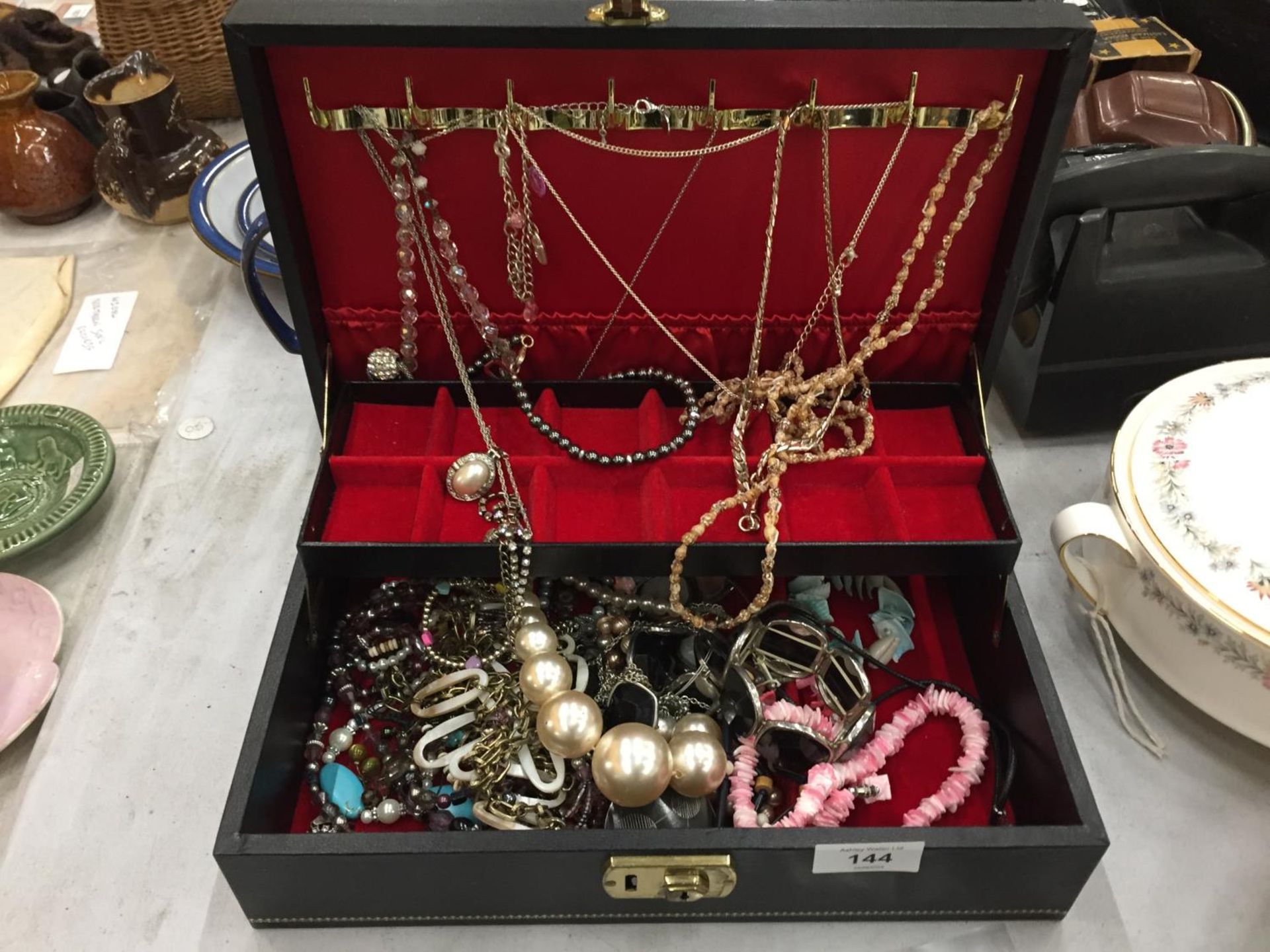 A JEWELLERY BOX CONTAINING A QUANTITY OF COSTUME JEWELLERY TO INCLUDE NECKLACES, BRACELETS, ETC