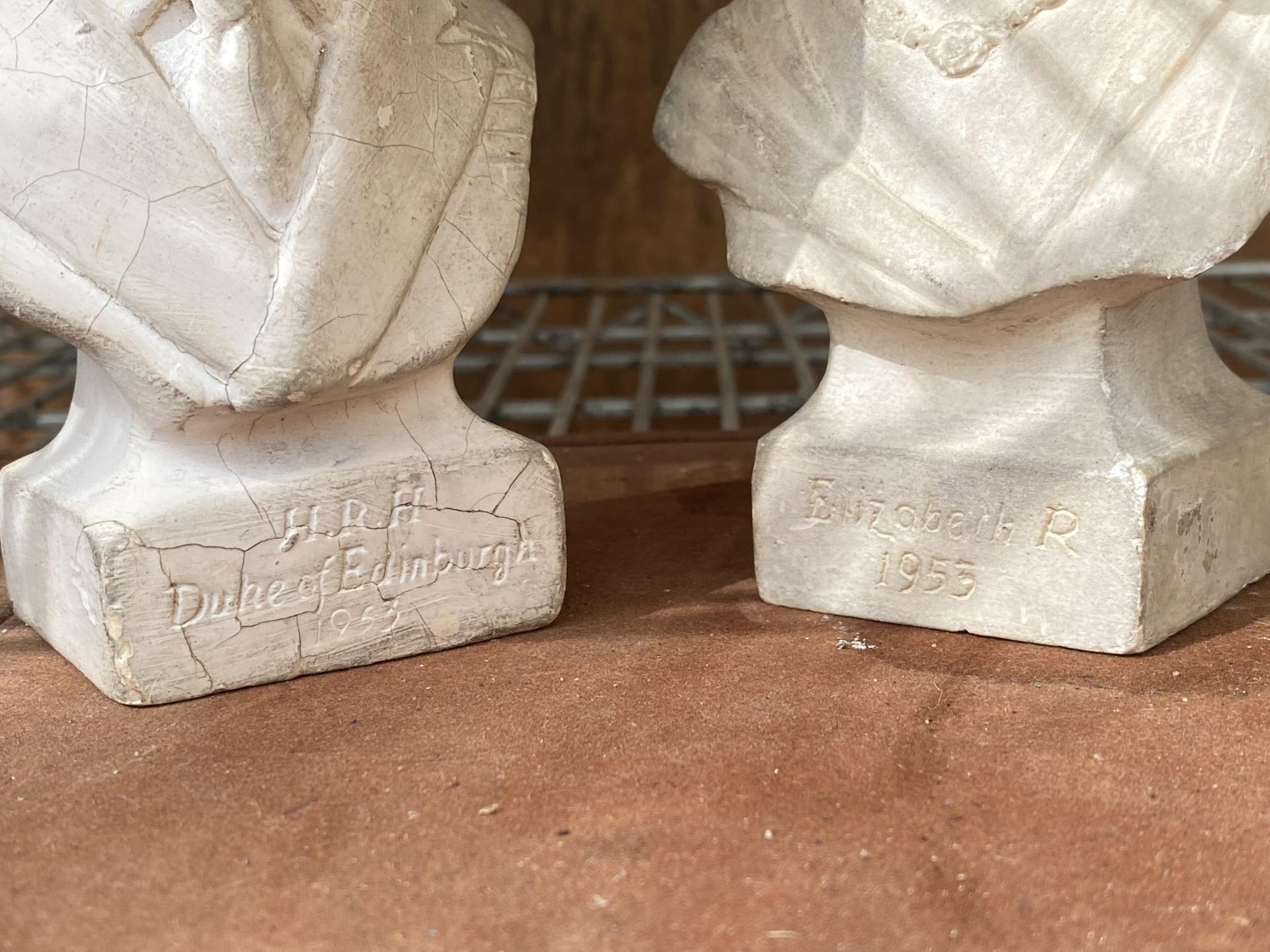A PAIR OF VINTAGE STONE EFFECT BUSTS OF QUEEN ELIZABETH AND THE DUKE OF EDINBURGH - Bild 2 aus 4