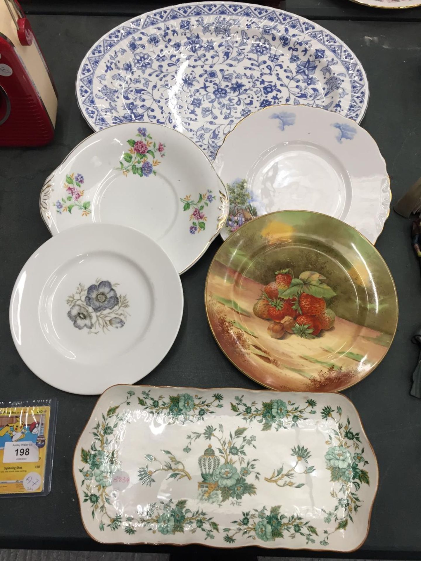 A QUANTITY OF VINTAGE PLATES TO INCLUDE WEDGWOOD, CROWN STAFFORDSHIRE, ROYAL WINTON, ETC