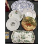 A QUANTITY OF VINTAGE PLATES TO INCLUDE WEDGWOOD, CROWN STAFFORDSHIRE, ROYAL WINTON, ETC