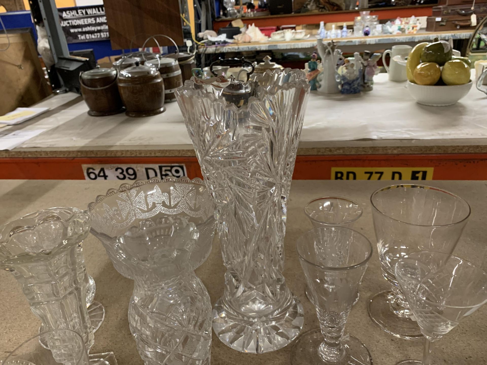 A MIXED GROUP OF CUT GLASS AND FURTHER GLASS ITEMS, ETCHED GLASSES ETC - Image 4 of 4