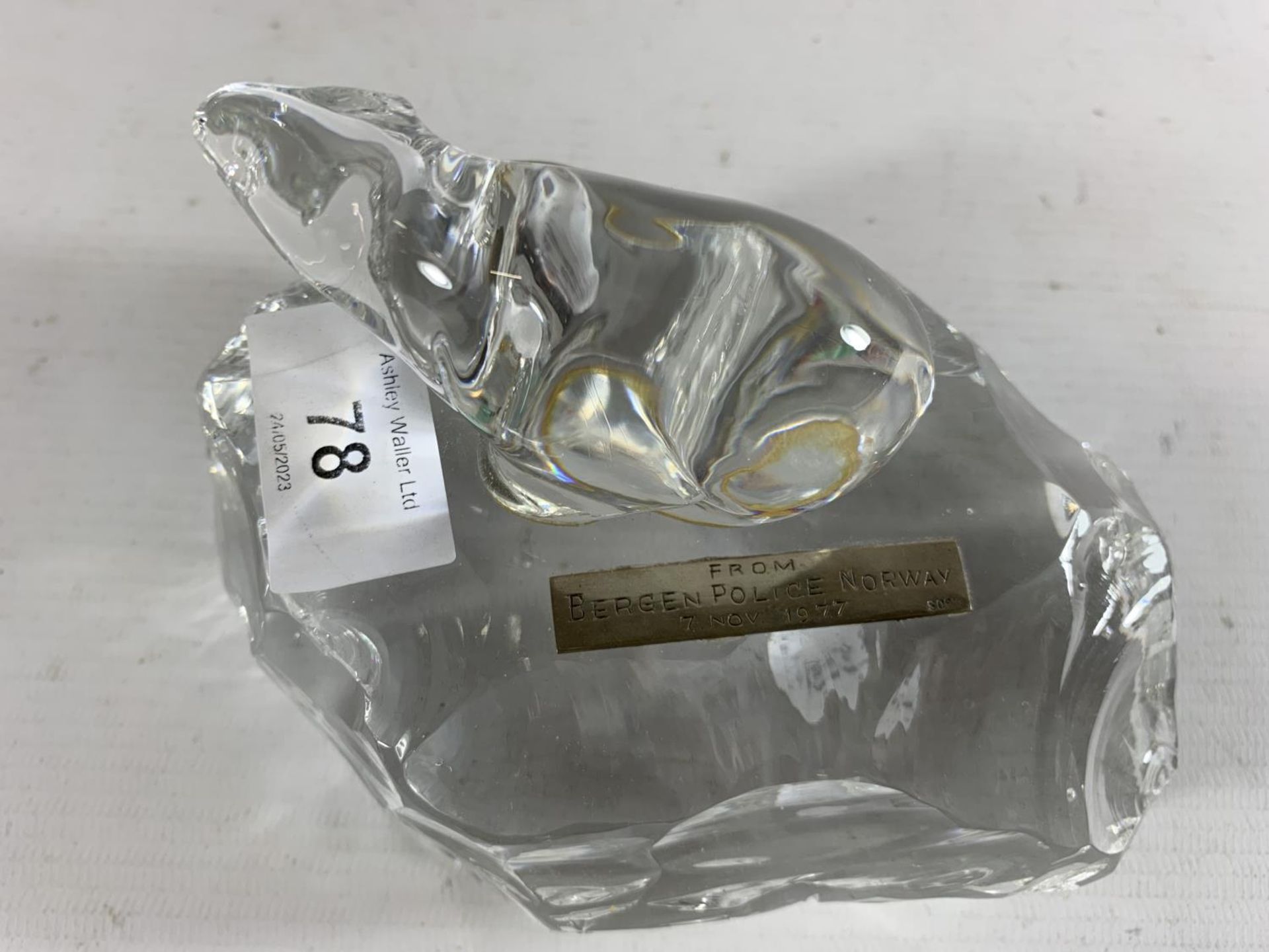 * A GLASS SCULPTURE OF A POLAR BEAR ON ICE, PRESENTED BY BERGEN POLICE NORWAY, 1977 - Image 2 of 3