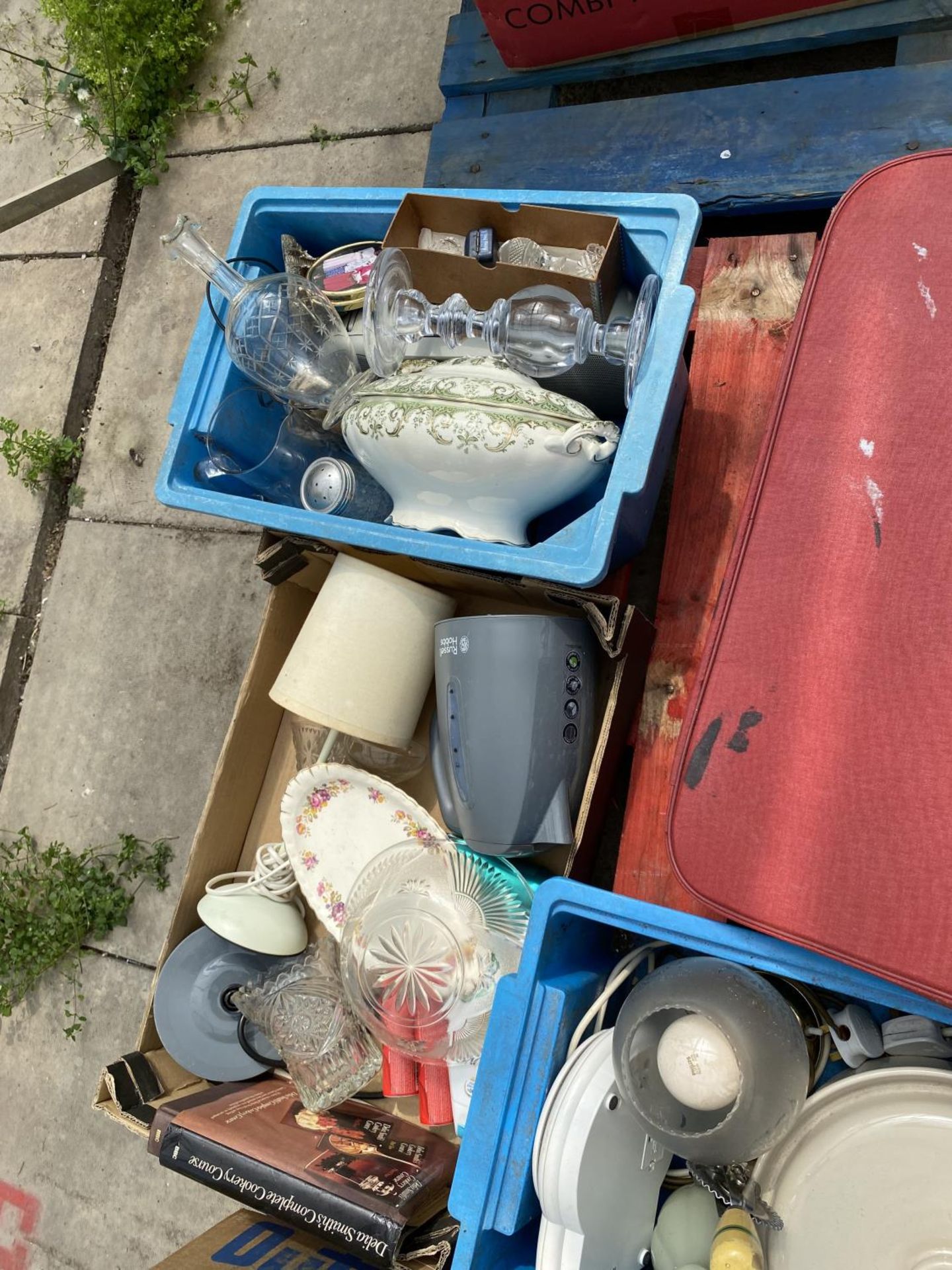 AN ASSORTMENT OF HOUSEHOLD CLEARANCE ITEMS TO INCLUDE GLASS WARE AND ELECTRICALS ETC - Bild 2 aus 4