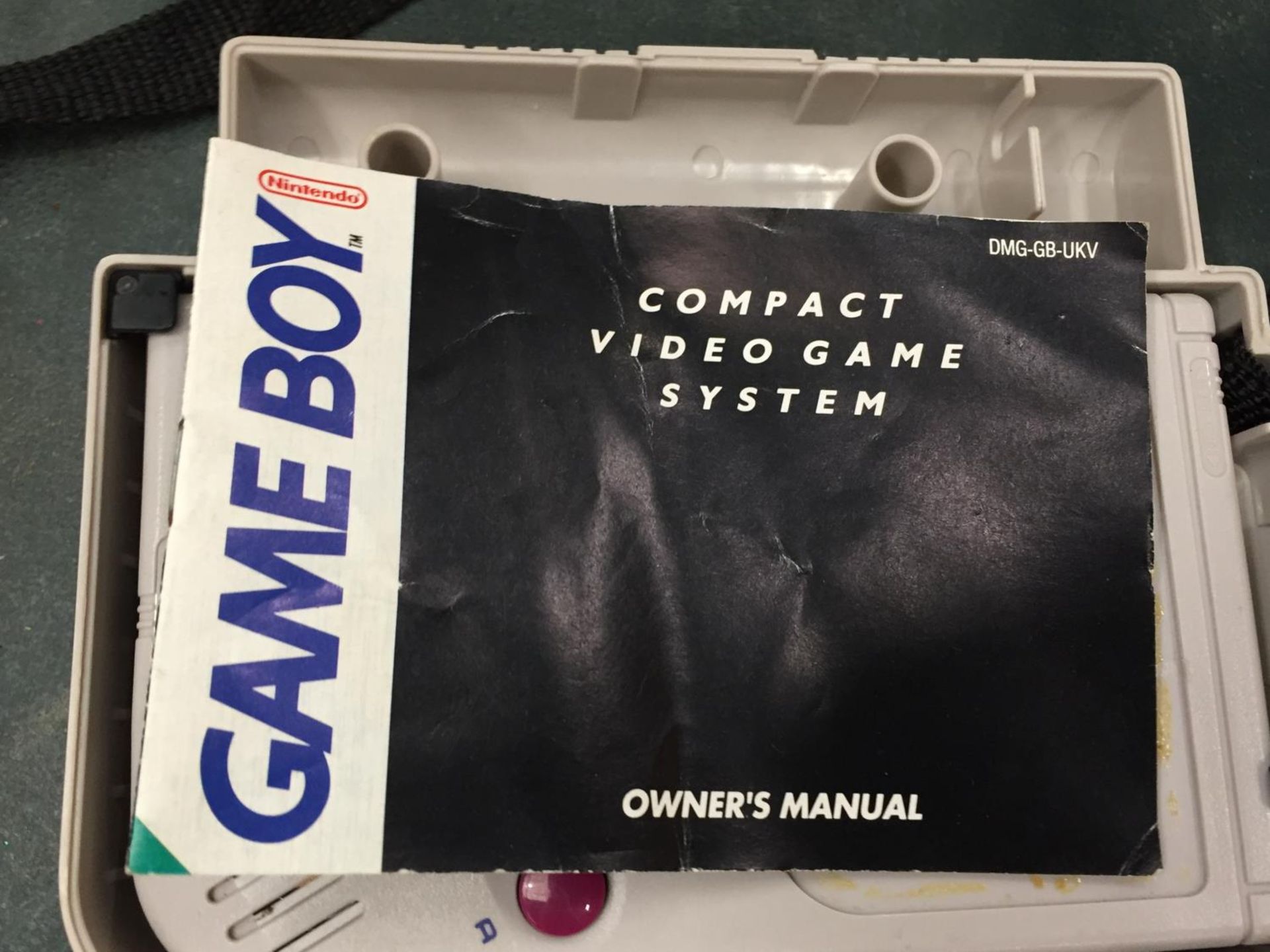 A VINTAGE NINTENDO IN A PLASTIC CARRY CASE - A/F - Image 4 of 4