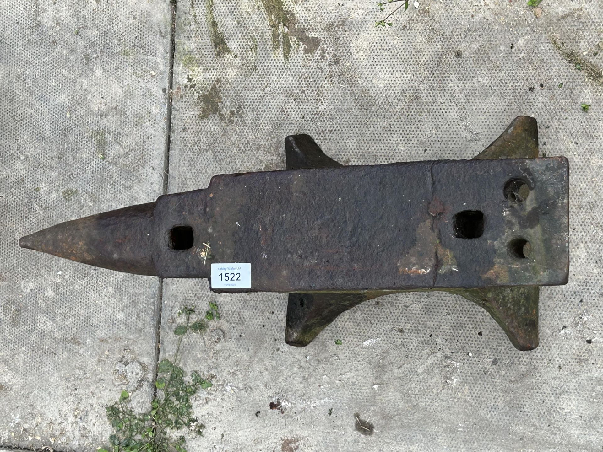 A SMALL VINTAGE CAST IRON BLACKSMITHS ANVIL (H:22CM L:52CM) - Image 3 of 4