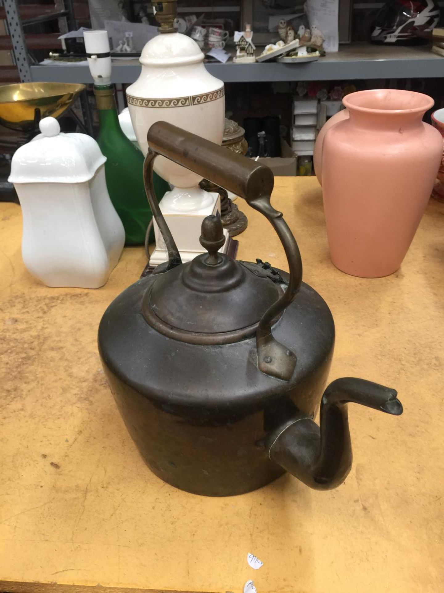 A LARGE VINTAGE COPPER KETTLE WITH ACORN FINIAL - Image 2 of 2